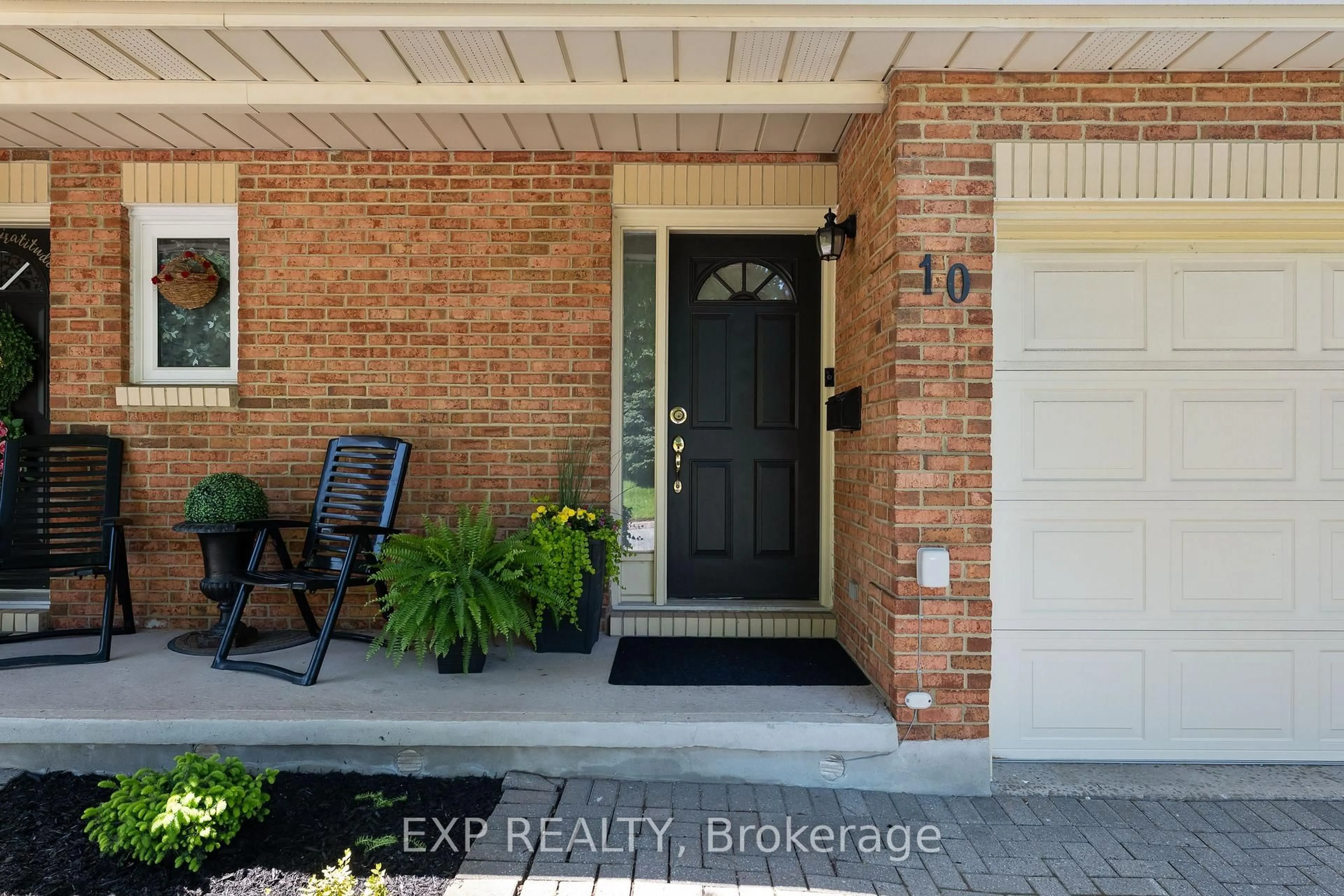 Indoor entryway for 5150 Dorchester Rd #10, Niagara Falls Ontario L2E 7H2