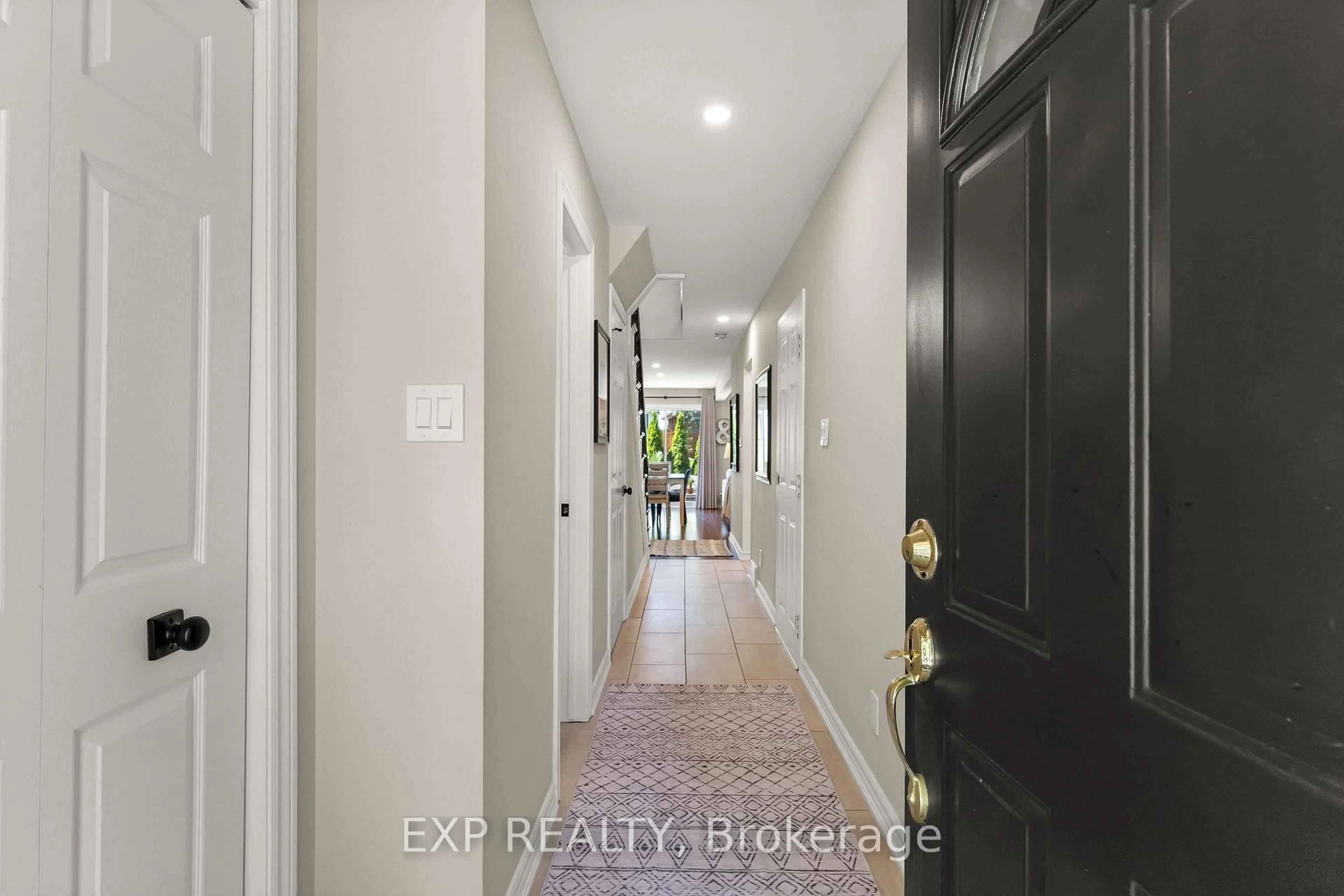 Indoor entryway for 5150 Dorchester Rd #10, Niagara Falls Ontario L2E 7H2
