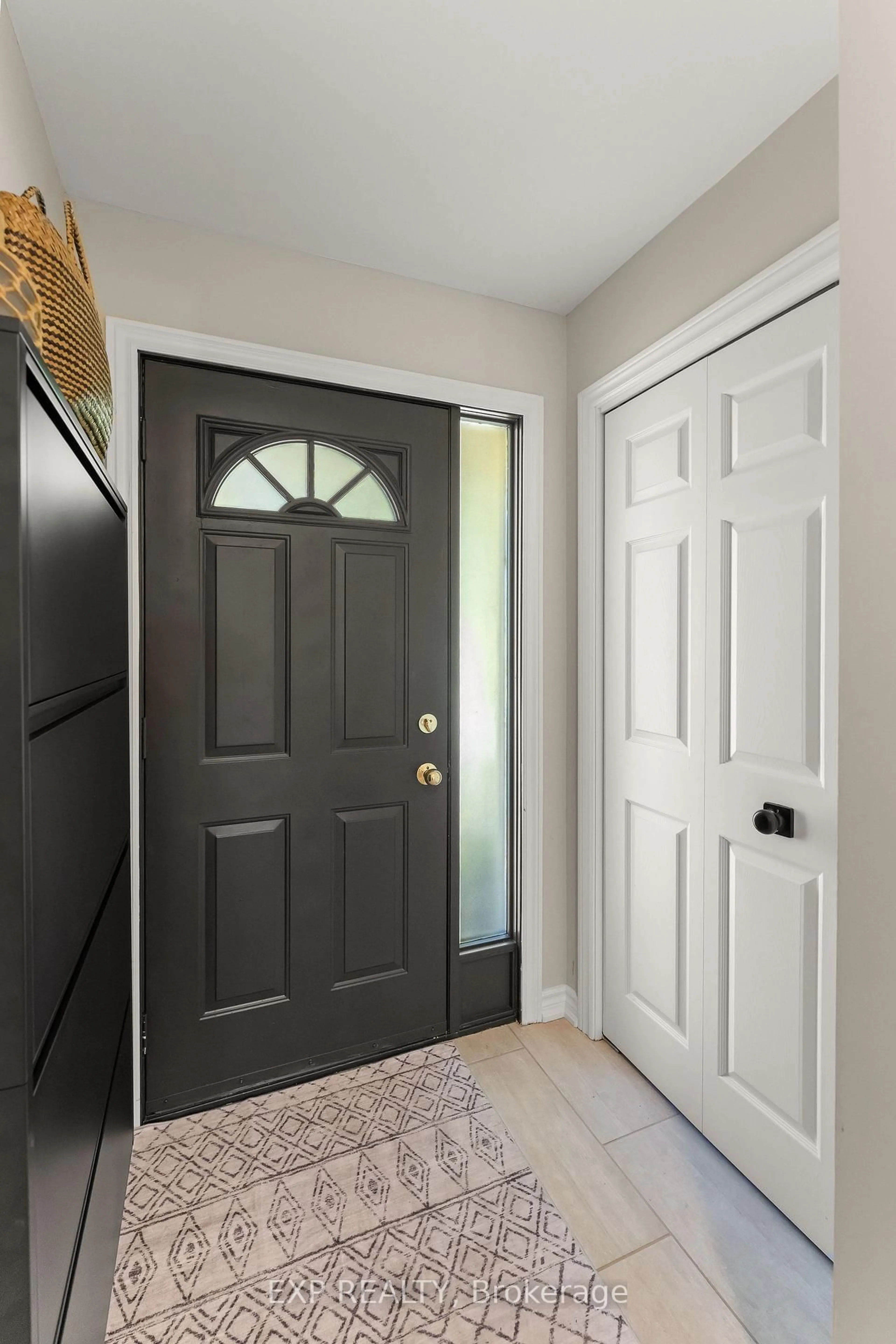 Indoor entryway for 5150 Dorchester Rd #10, Niagara Falls Ontario L2E 7H2