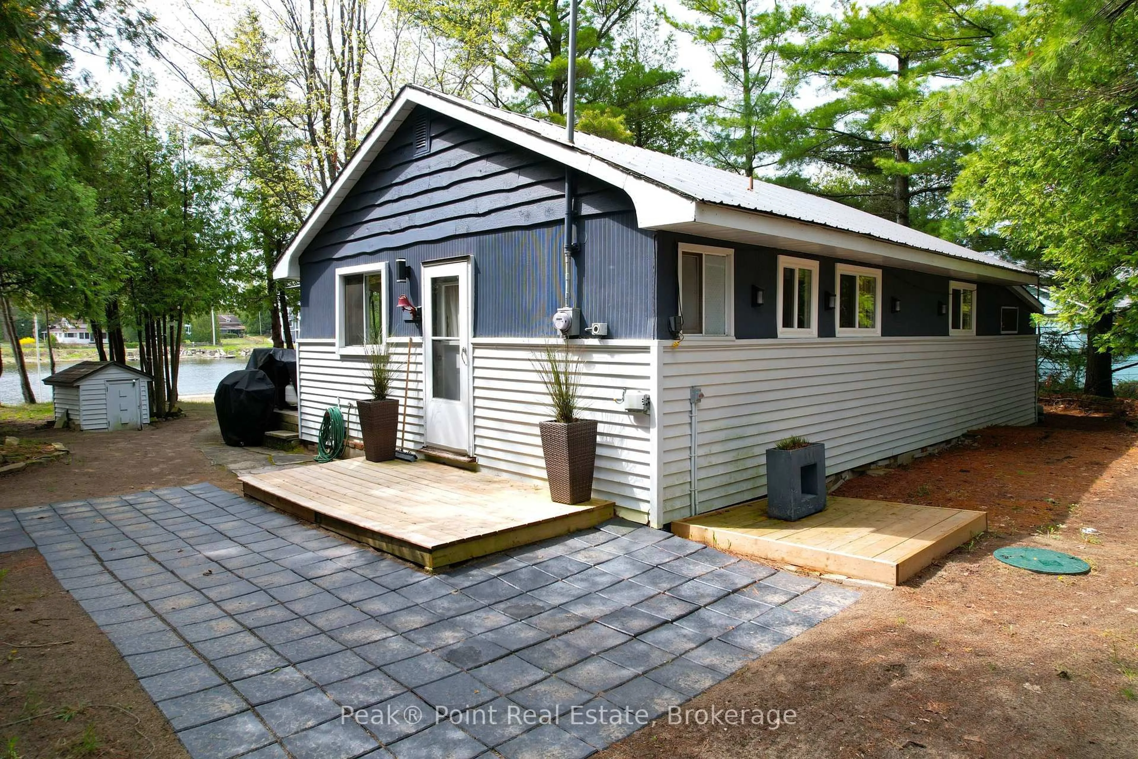 Home with vinyl exterior material, street for 45 SOG JE WA SA Dr, Native Leased Lands Ontario N0H 2T0