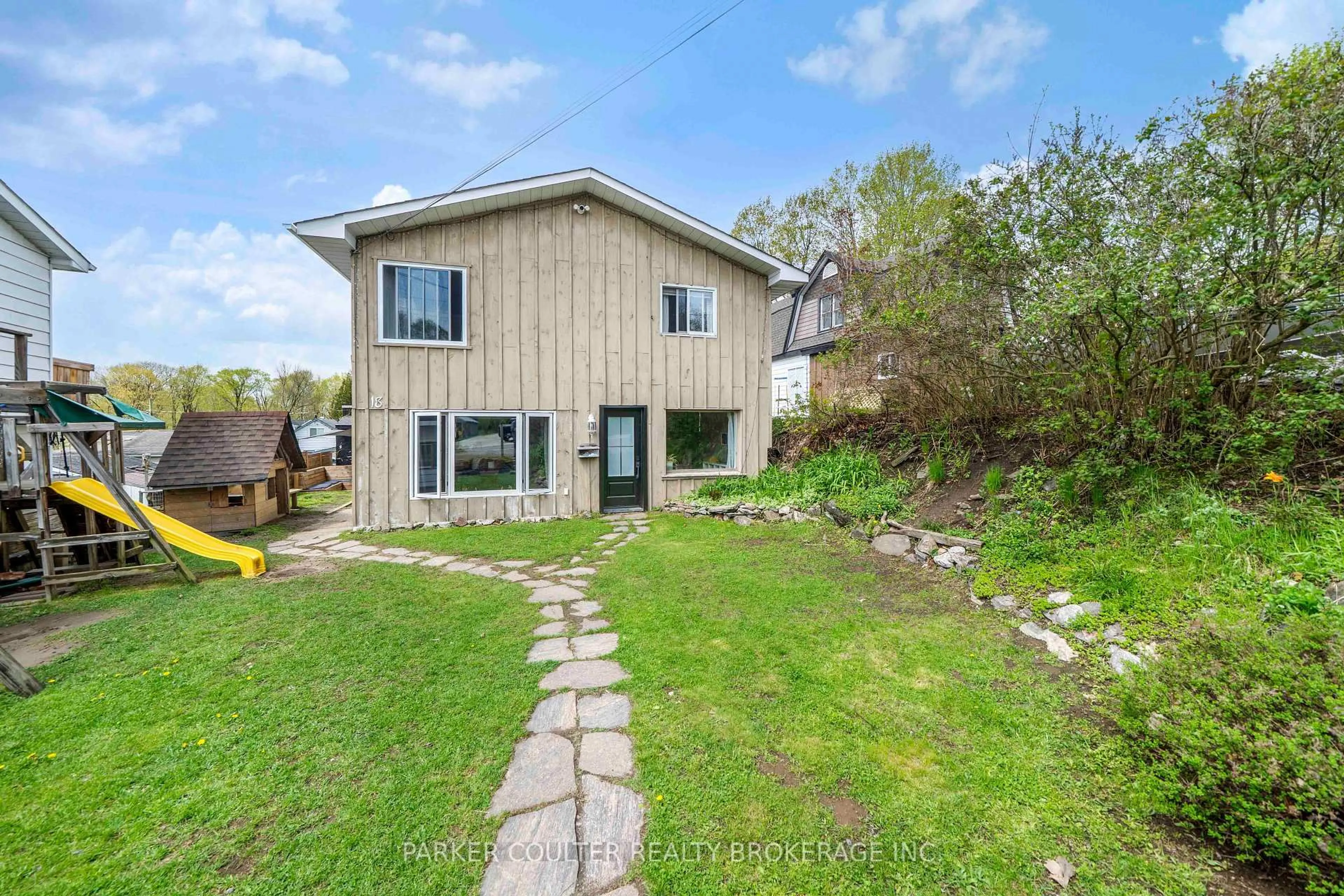 A pic from outside/outdoor area/front of a property/back of a property/a pic from drone, unknown for 18 Winnifred Ave, Parry Sound Ontario P2A 2E7