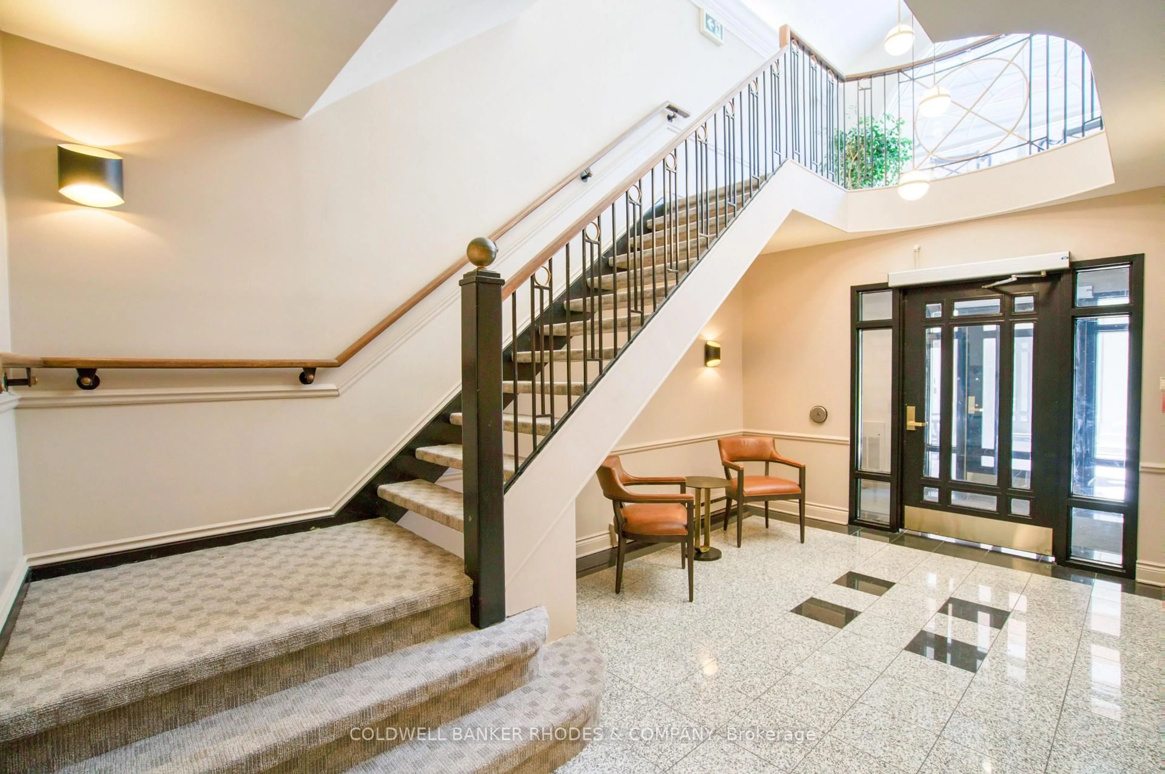 Indoor foyer for 21 Durham Private #102, Ottawa Ontario K1M 2H8