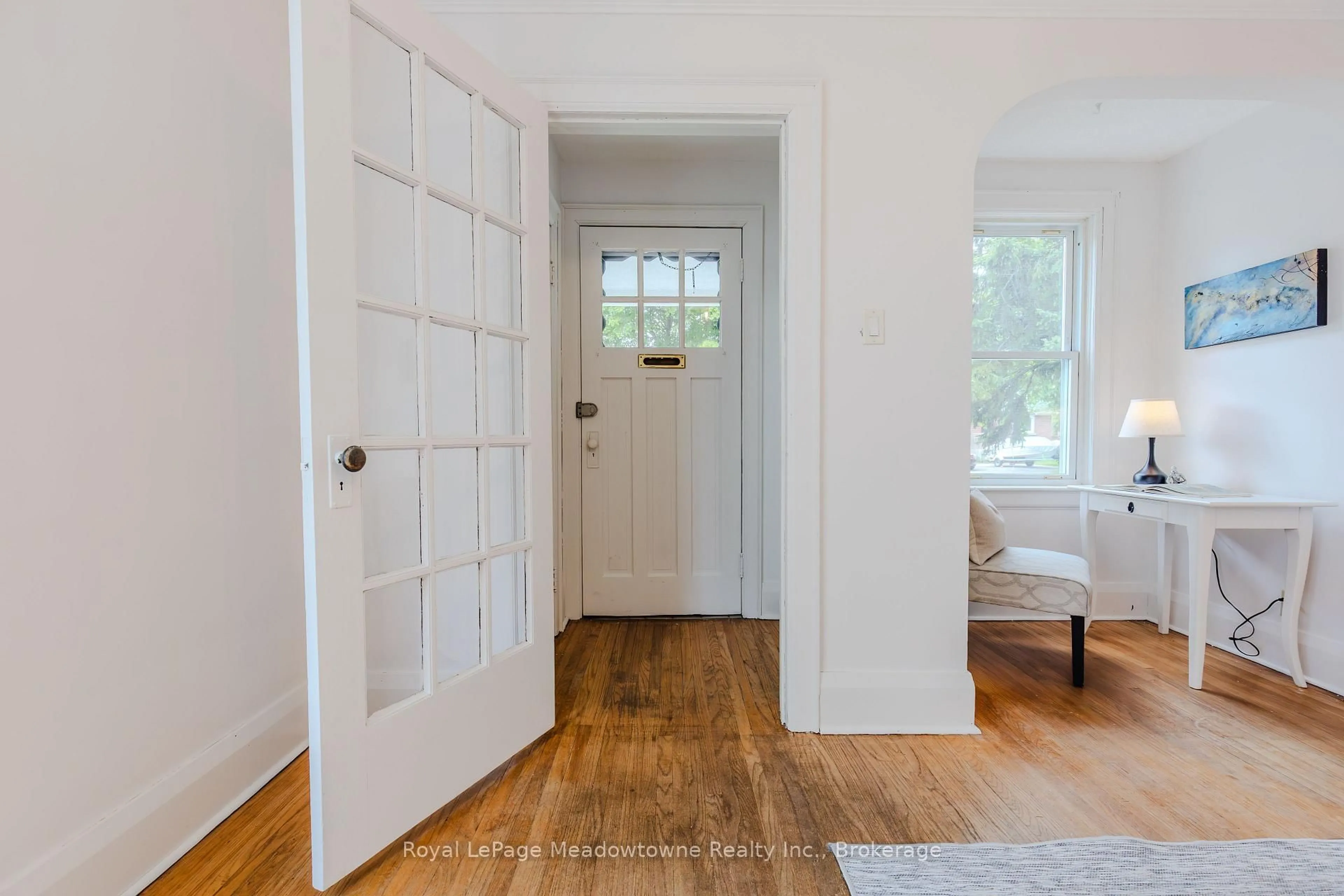 Indoor entryway for 21 Elgin St, Cambridge Ontario N1R 5G8