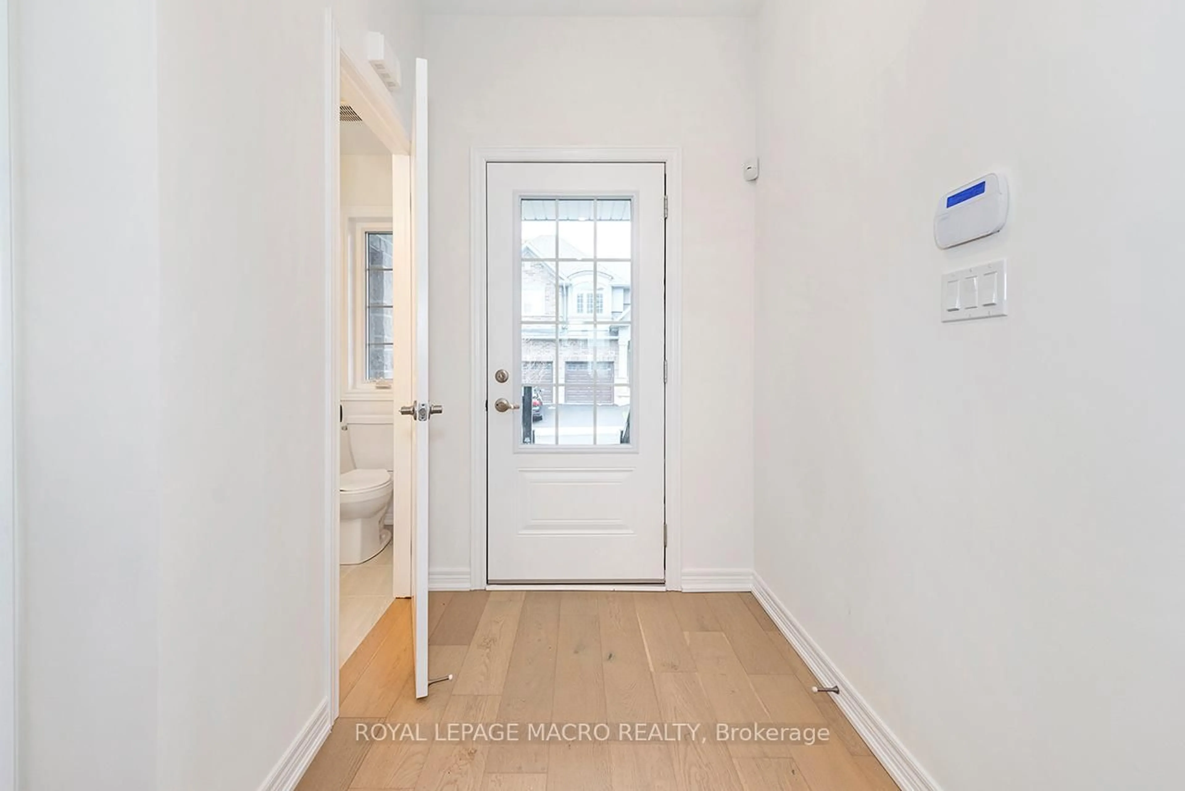 Indoor entryway for 15 Linden Park Lane, Hamilton Ontario L9A 1Y1