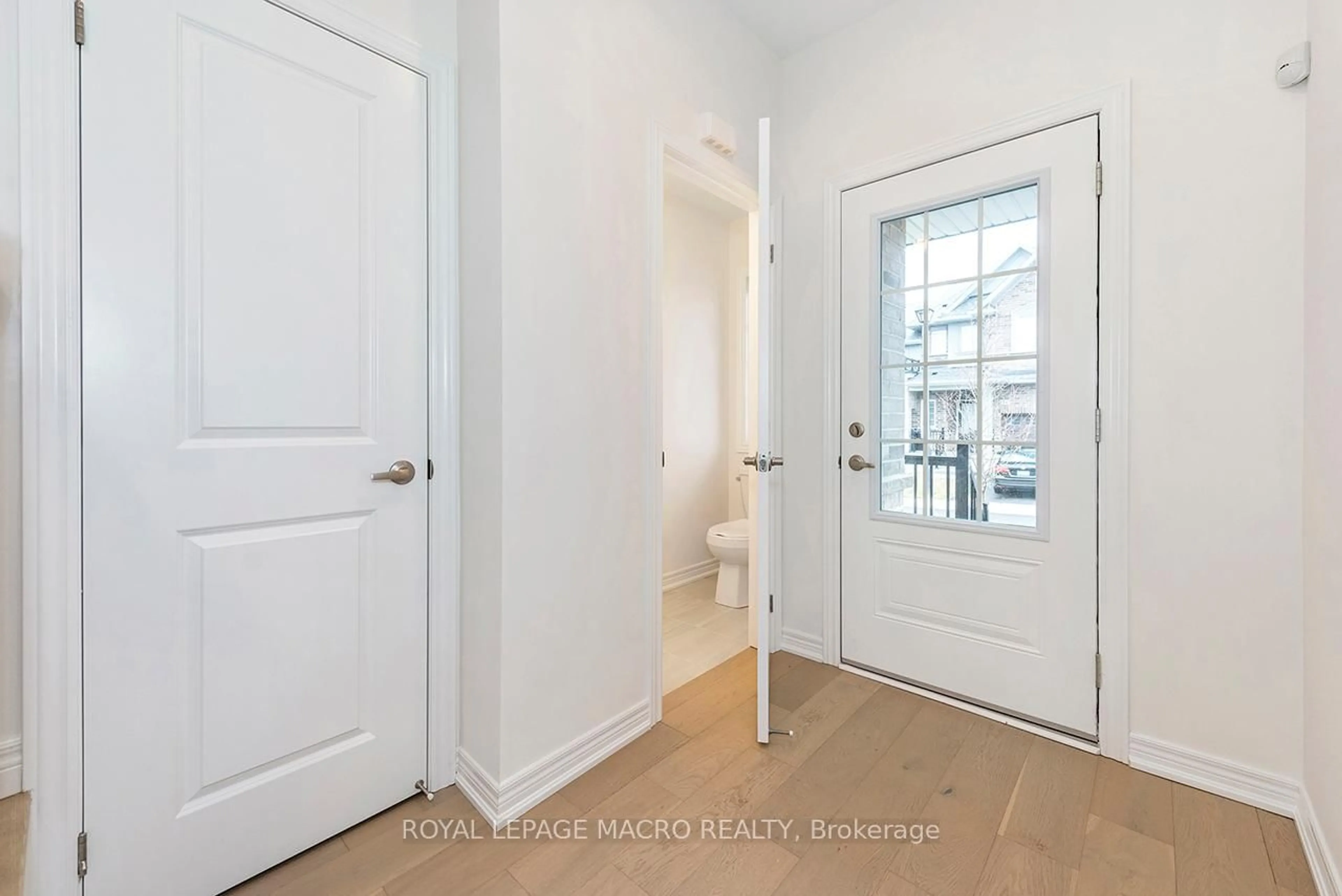 Indoor entryway for 15 Linden Park Lane, Hamilton Ontario L9A 1Y1