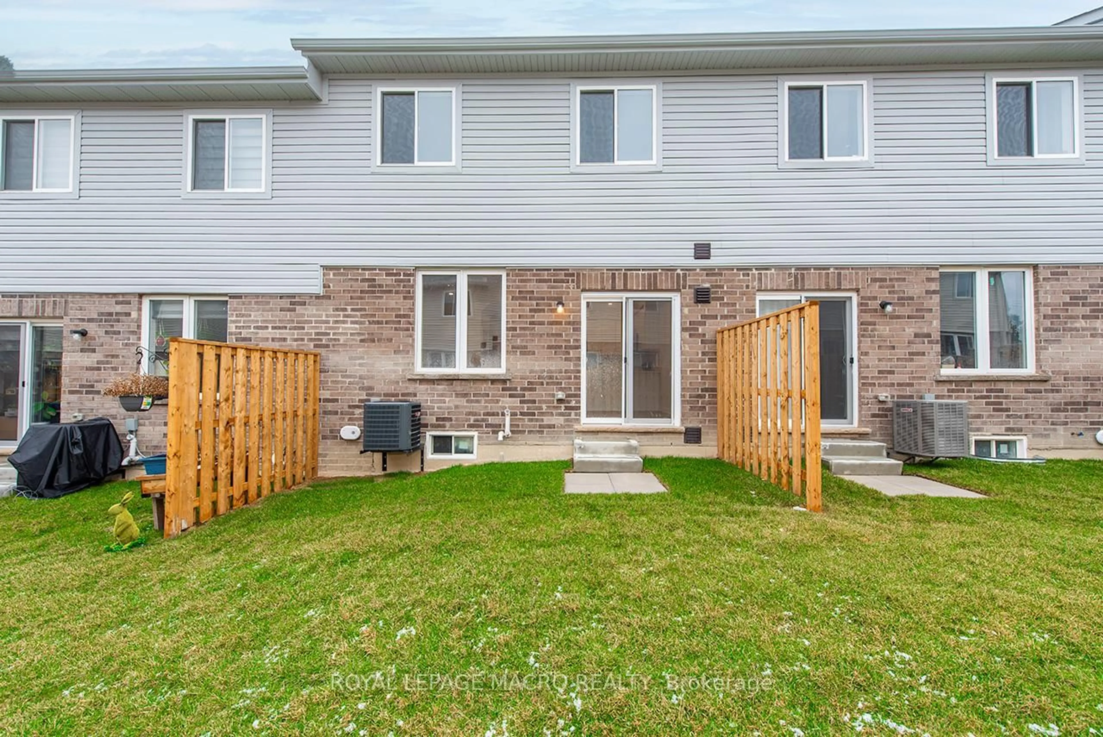 Patio, street for 15 Linden Park Lane, Hamilton Ontario L9A 1Y1