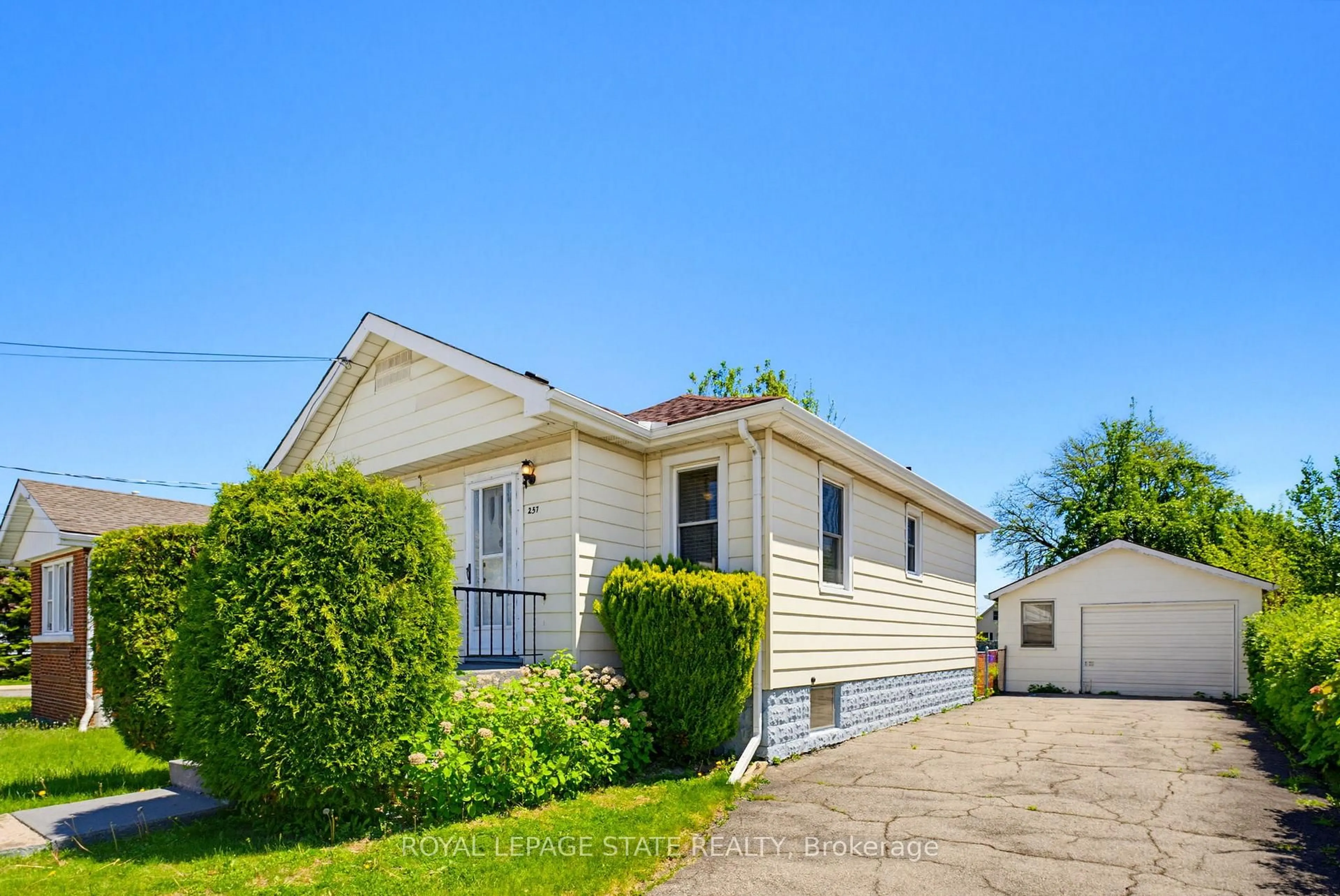 Home with vinyl exterior material, street for 257 West 2nd St, Hamilton Ontario L9C 3G6