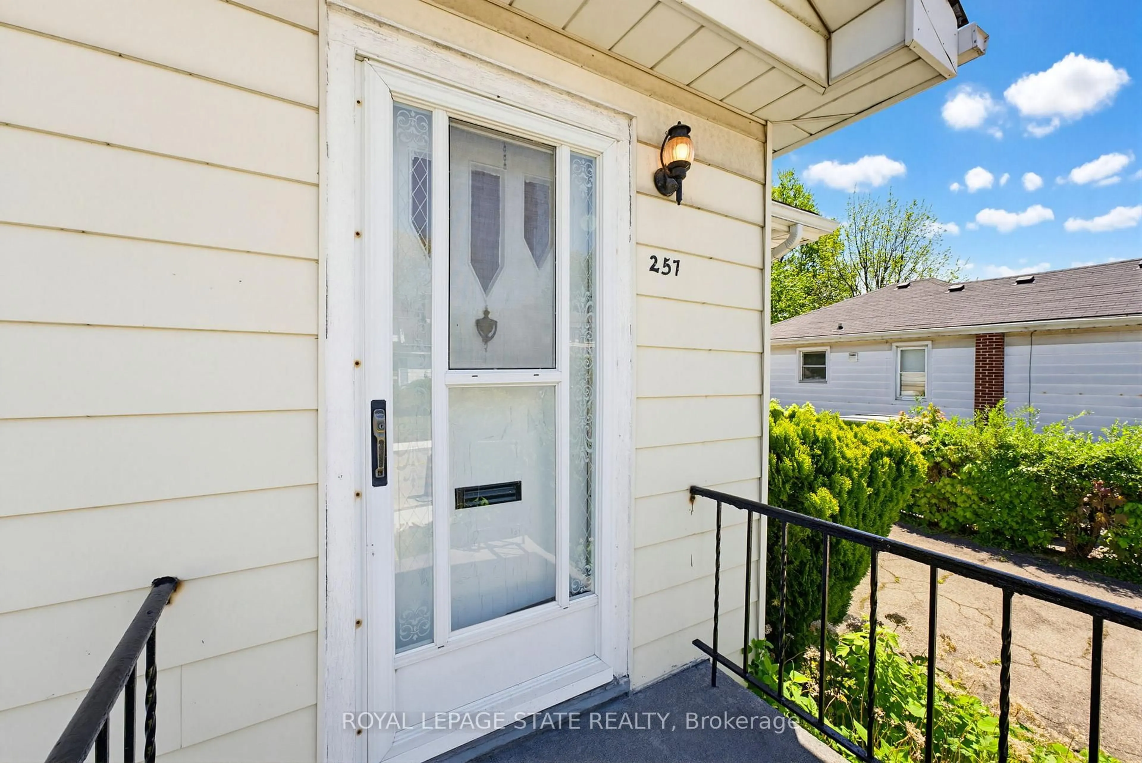 Indoor entryway for 257 West 2nd St, Hamilton Ontario L9C 3G6