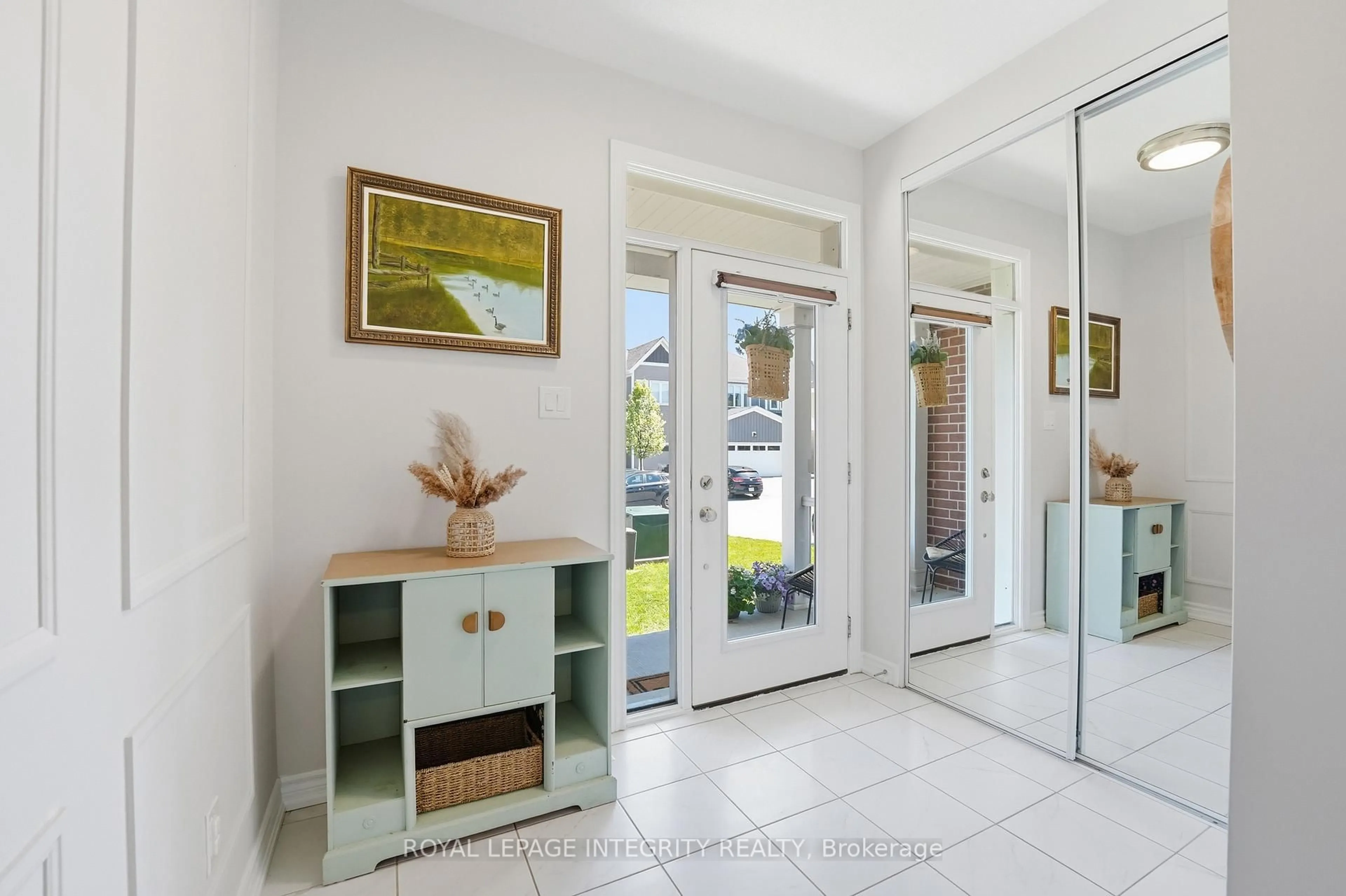 Indoor entryway for 193 Equitation Circ, Richmond Ontario K0A 2Z0