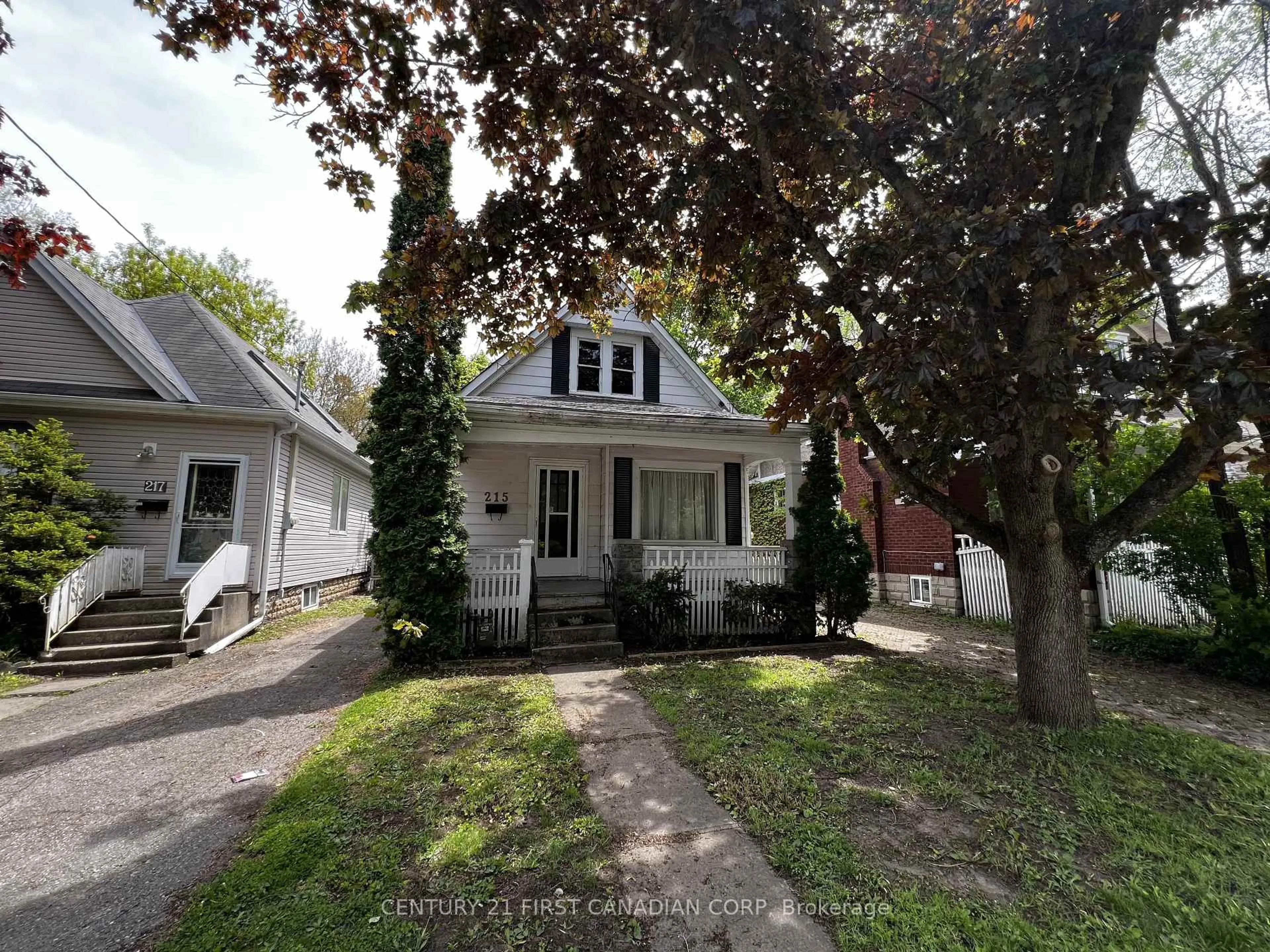 A pic from outside/outdoor area/front of a property/back of a property/a pic from drone, street for 215 Bernard Ave, London East Ontario N6A 2M9