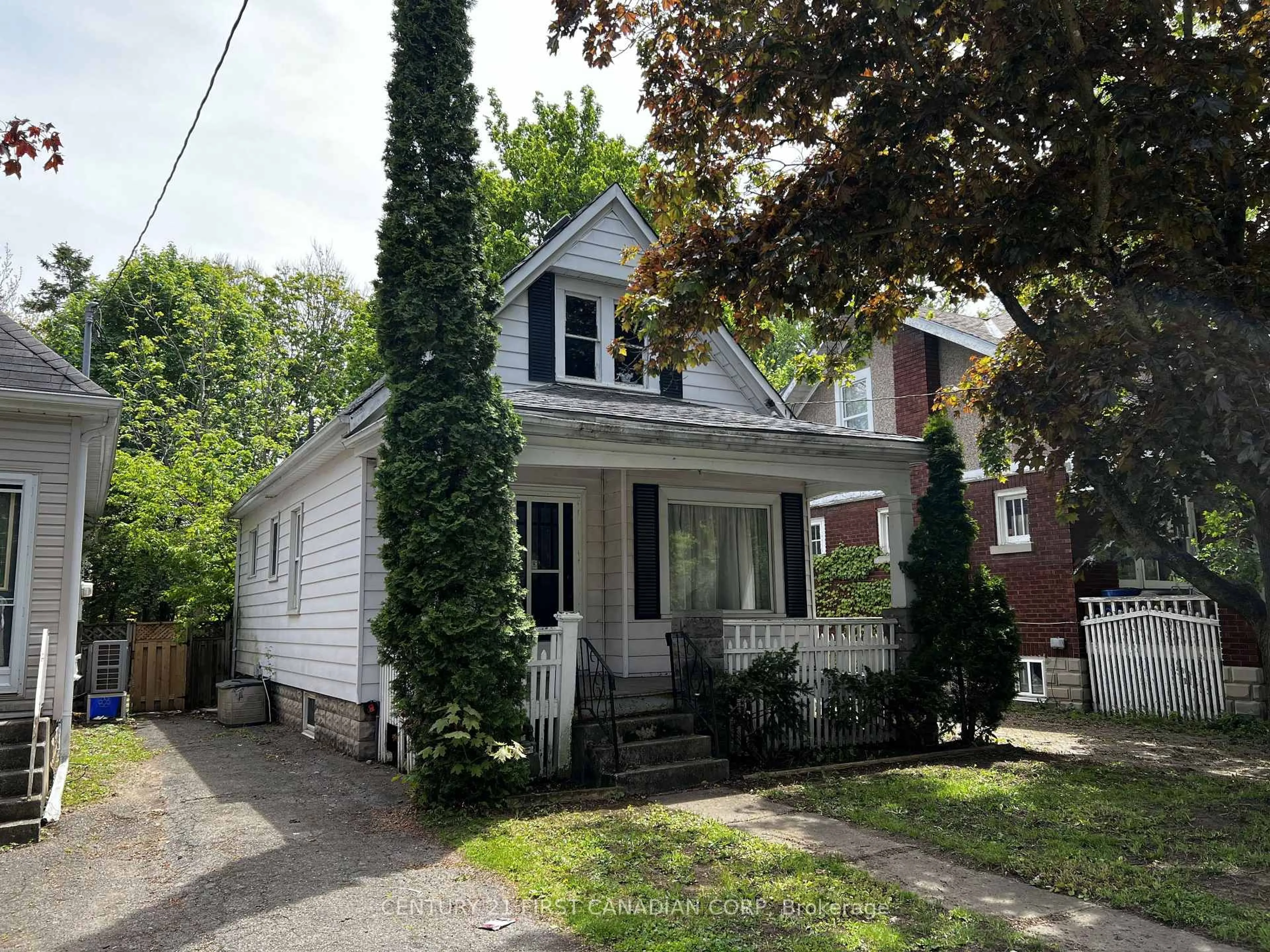 Unknown for 215 Bernard Ave, London East Ontario N6A 2M9