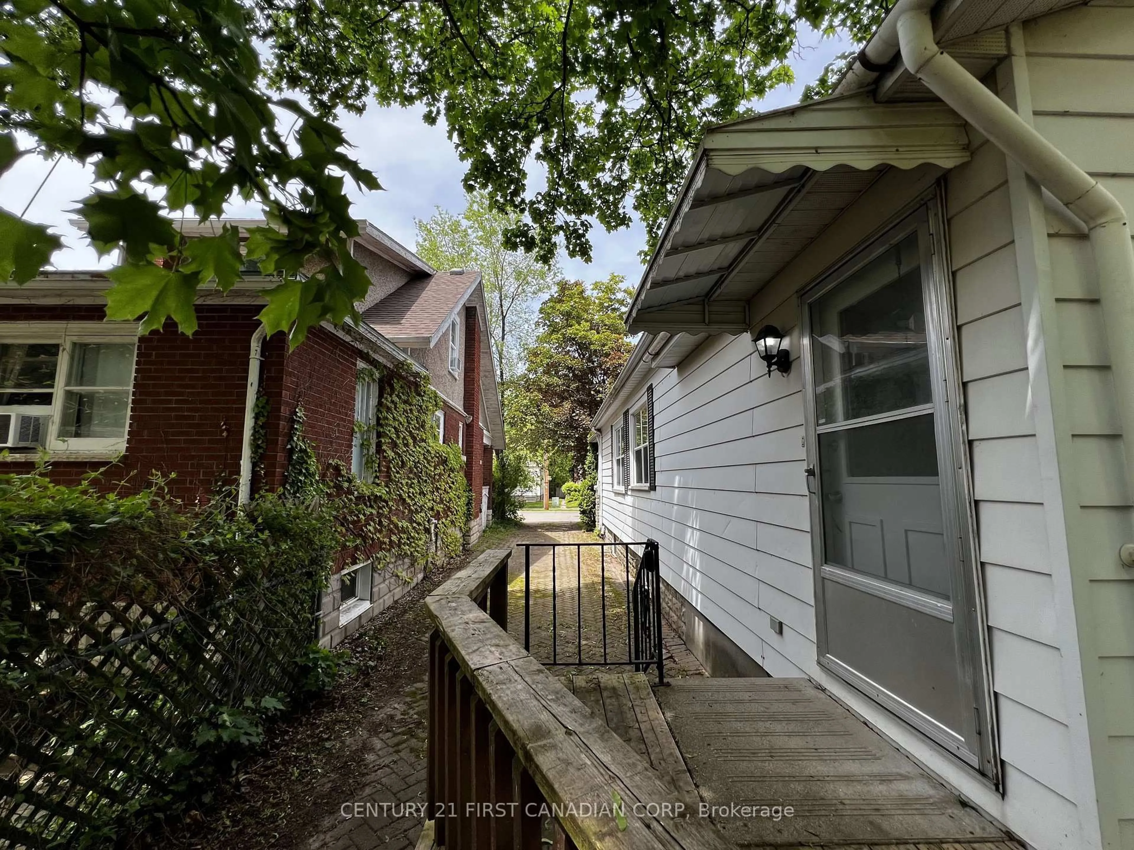 A pic from outside/outdoor area/front of a property/back of a property/a pic from drone, street for 215 Bernard Ave, London East Ontario N6A 2M9