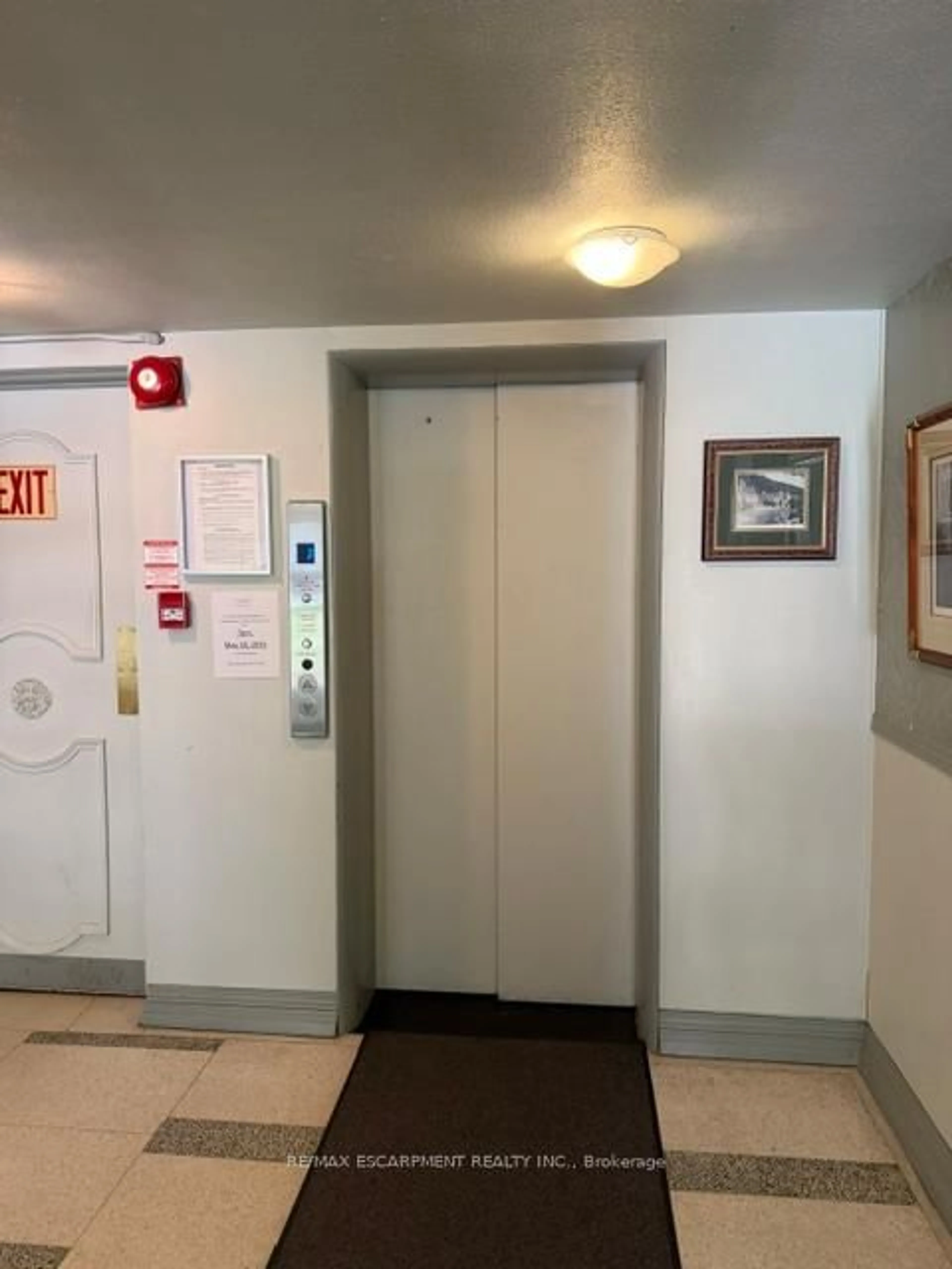 Indoor foyer for 107 St. Joseph's Dr #404, Hamilton Ontario L8N 2G1