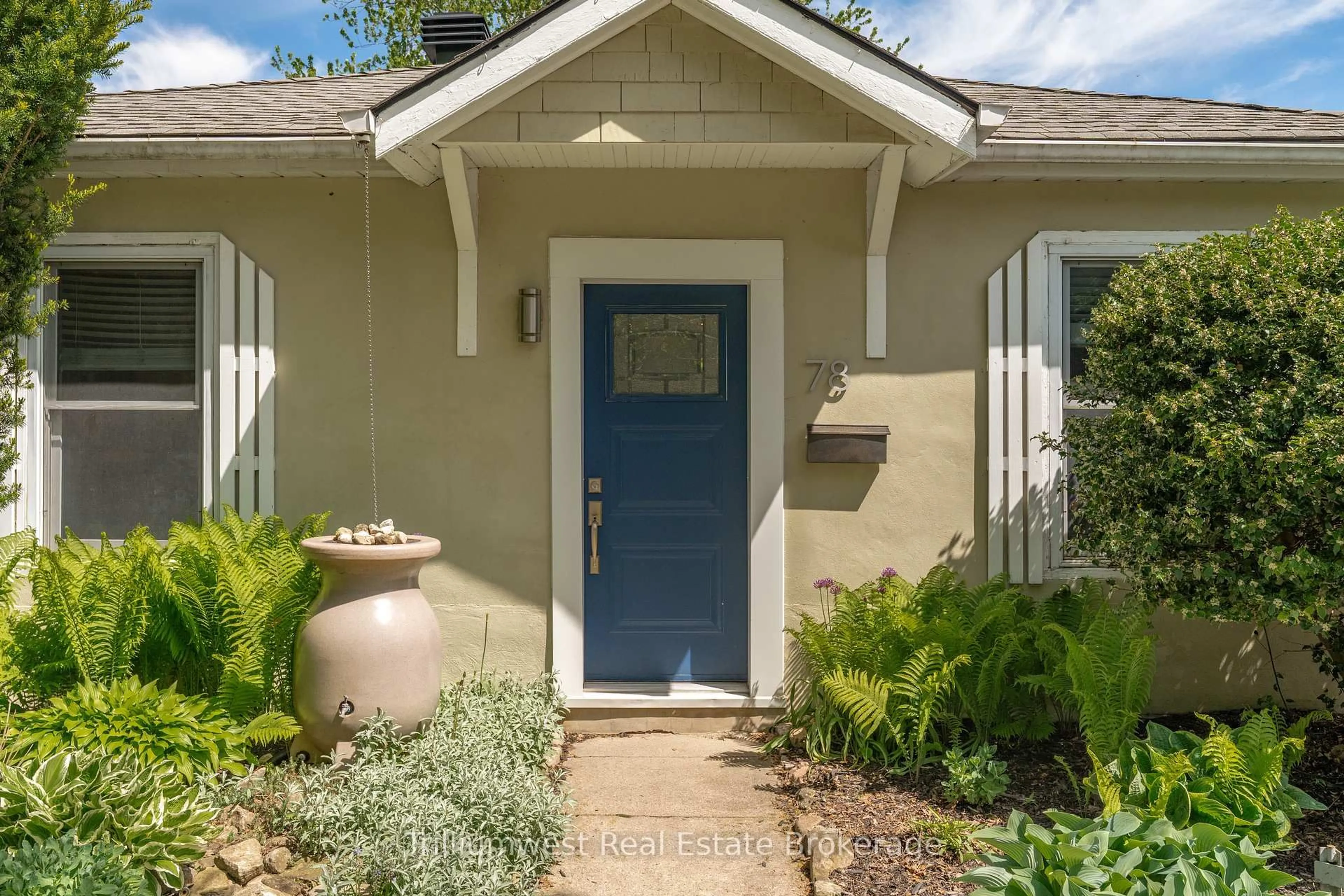 Indoor entryway for 78 Essex St, Guelph Ontario N1H 3L1