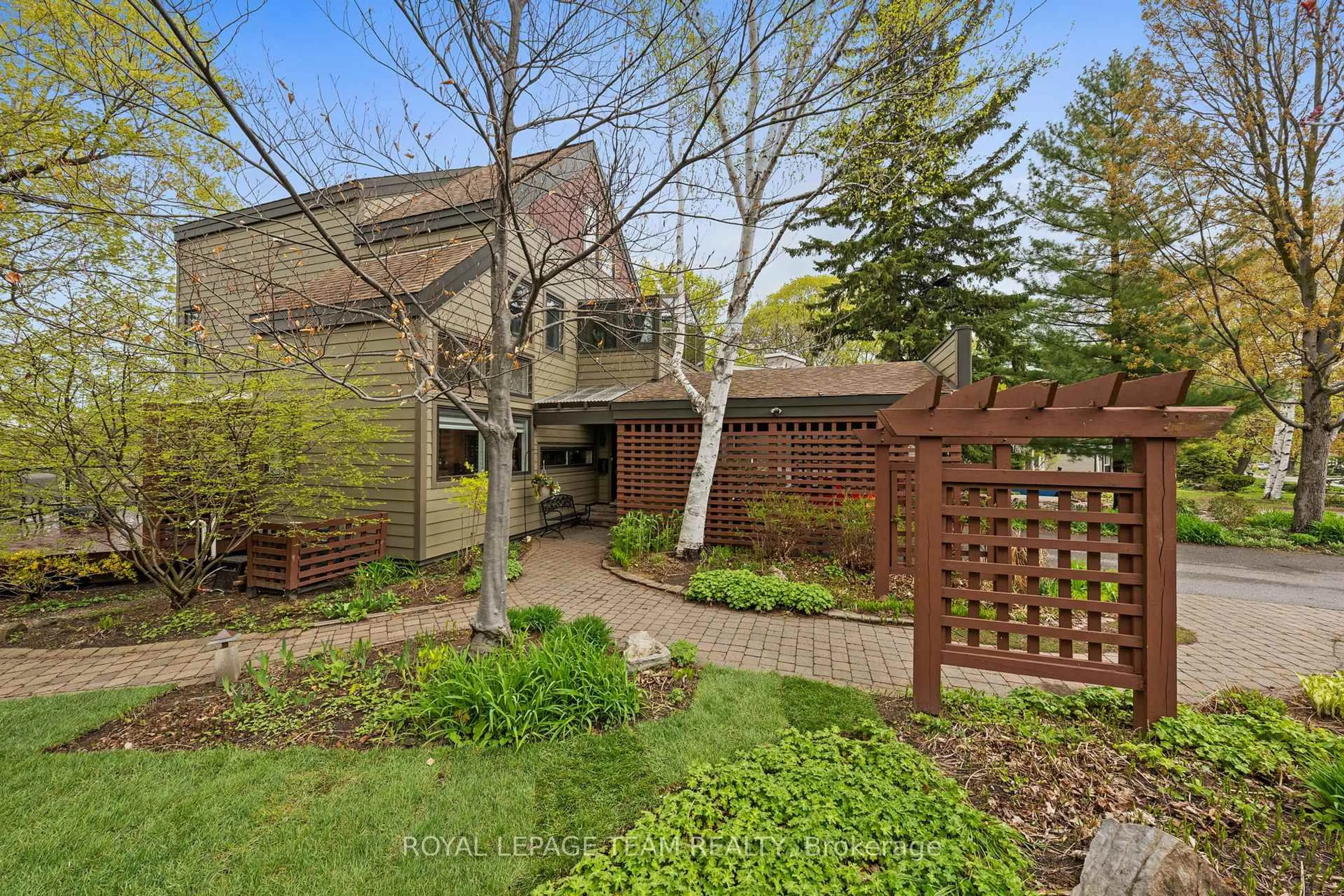 Patio, street for 1965 Bromley Rd, Ottawa Ontario K2A 1C3