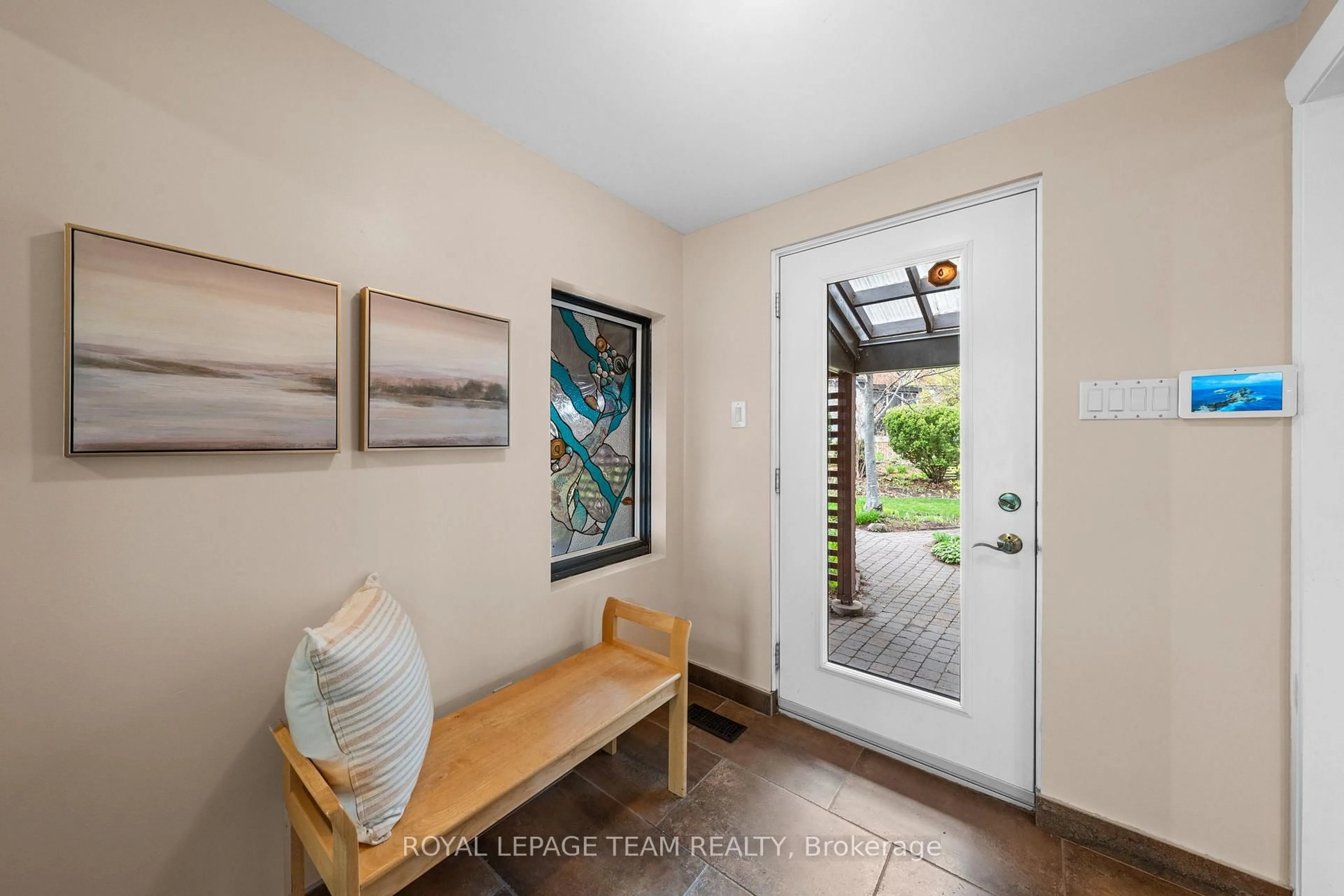 Indoor entryway for 1965 Bromley Rd, Ottawa Ontario K2A 1C3