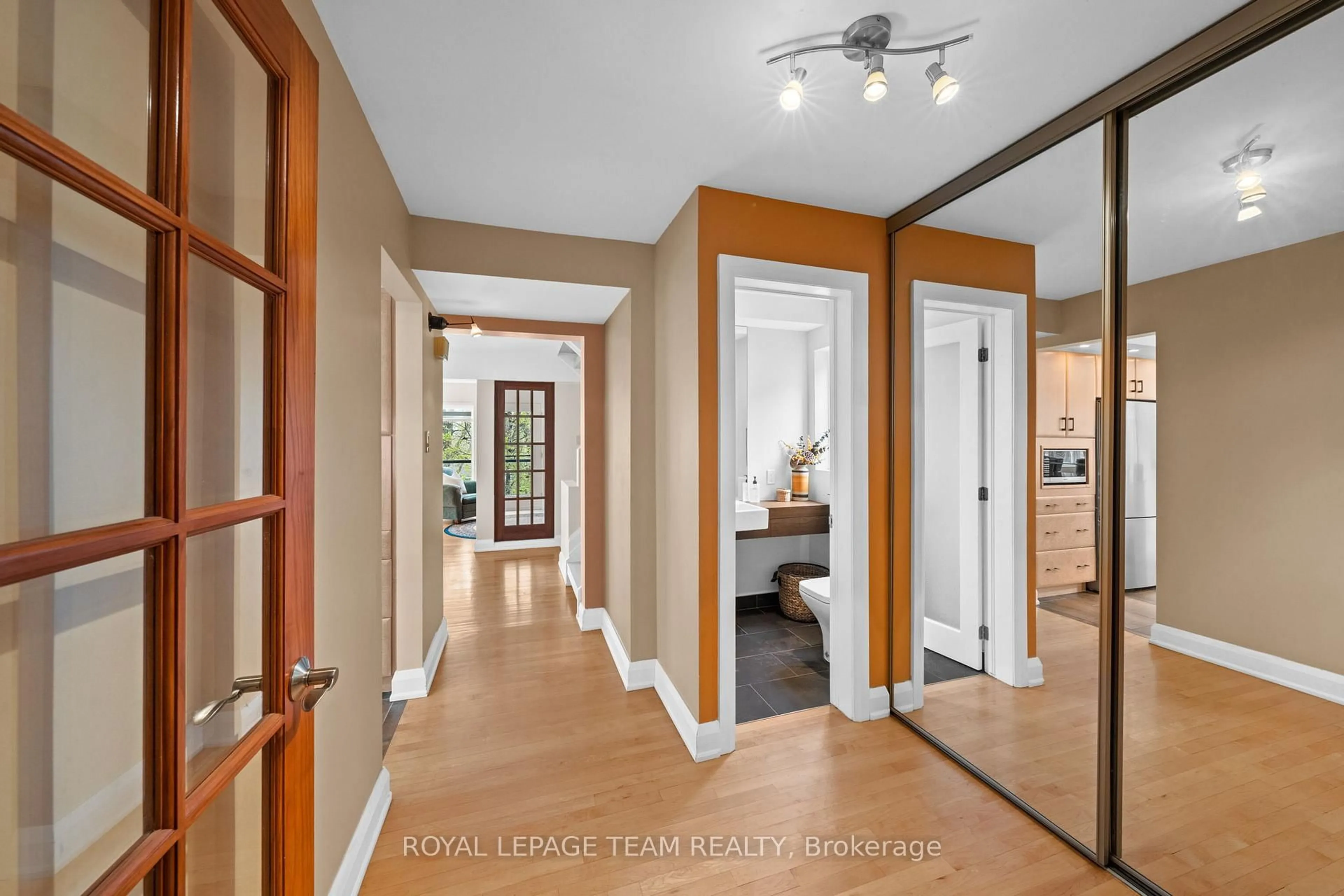 Indoor entryway for 1965 Bromley Rd, Ottawa Ontario K2A 1C3
