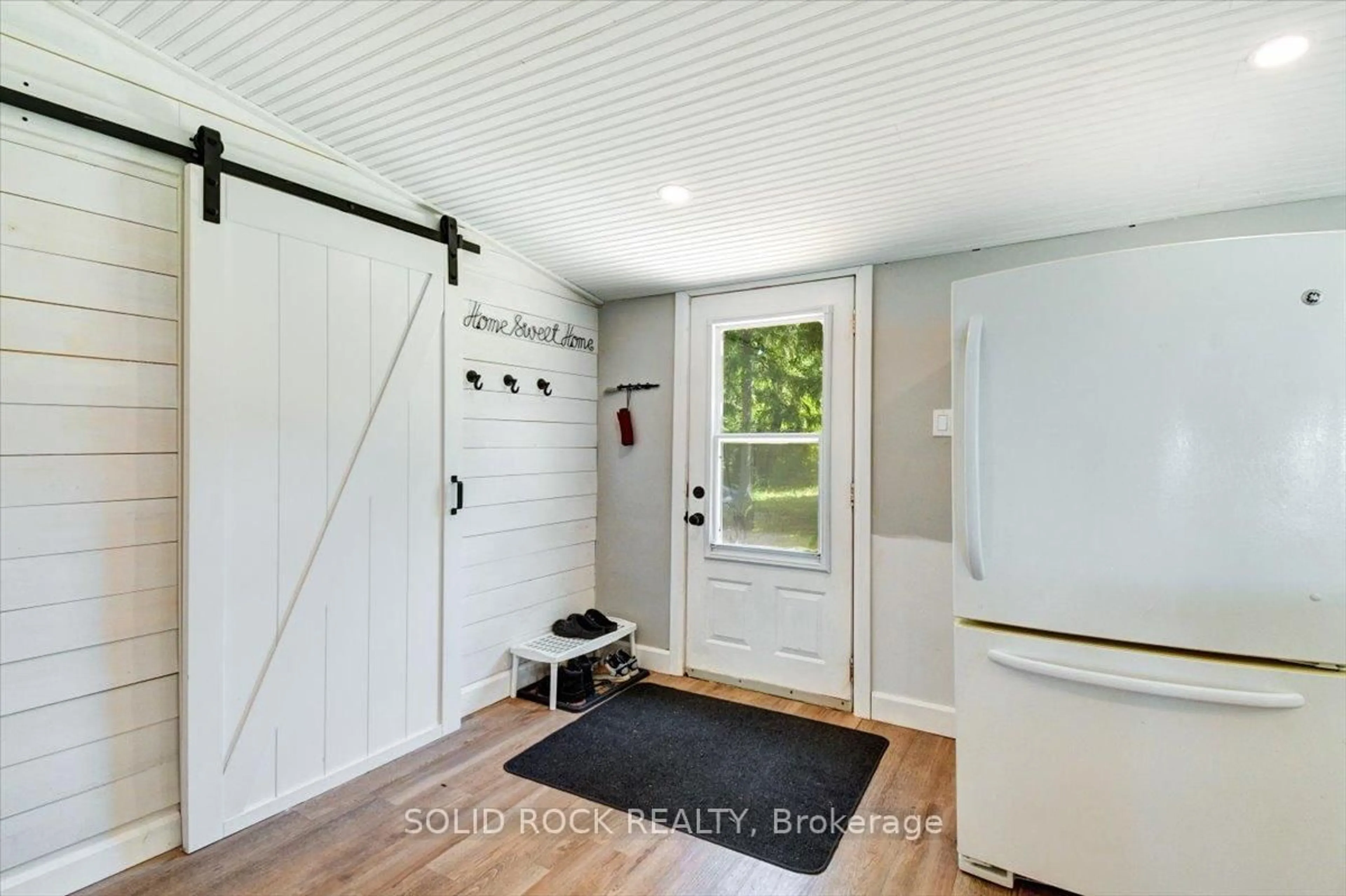 Indoor entryway for 54 Lake Rd, Trent Hills Ontario K0L 1L0