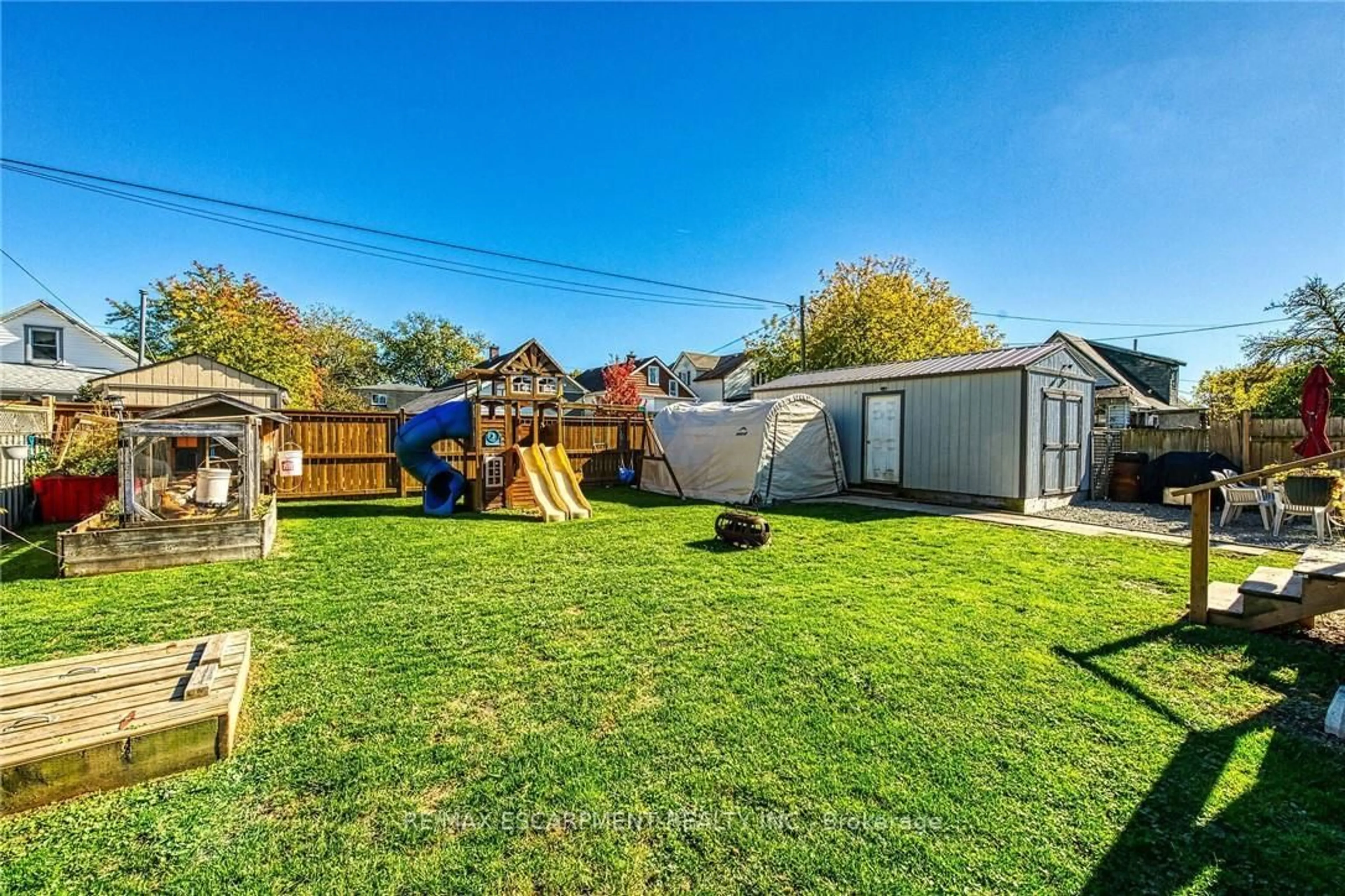 A pic from outside/outdoor area/front of a property/back of a property/a pic from drone, street for 62 Knoll St, Port Colborne Ontario L3K 5A6
