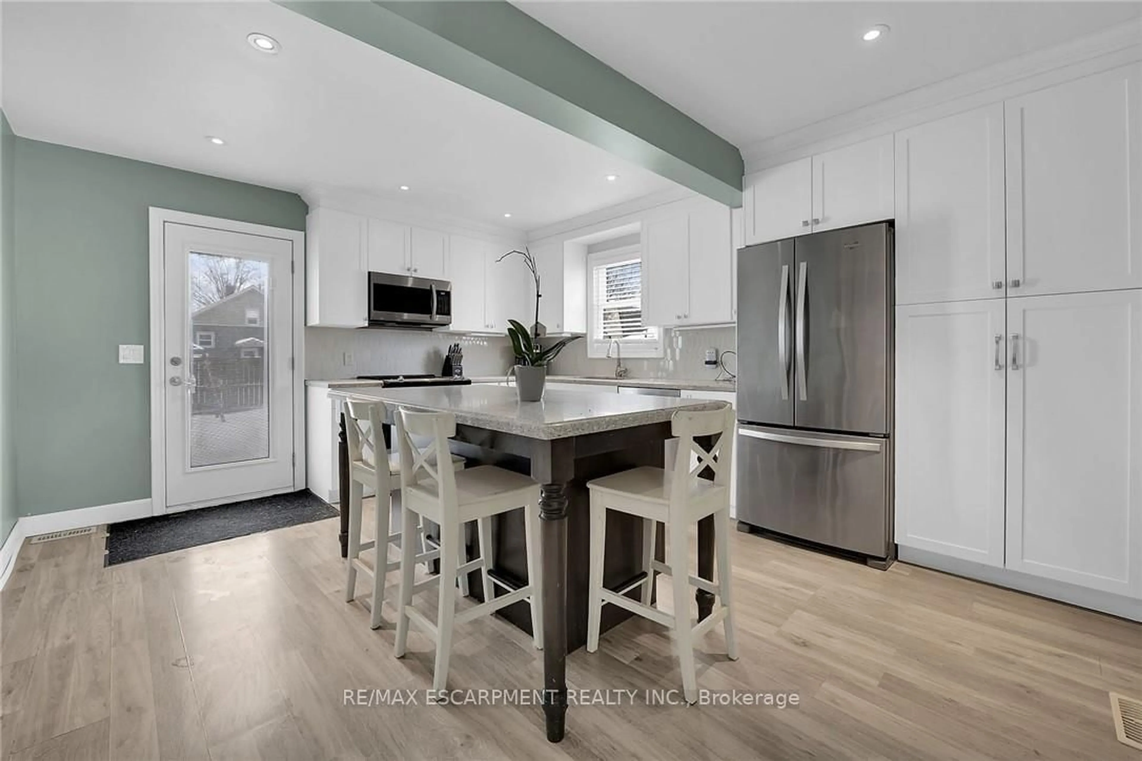 Open concept kitchen, unknown for 62 Knoll St, Port Colborne Ontario L3K 5A6