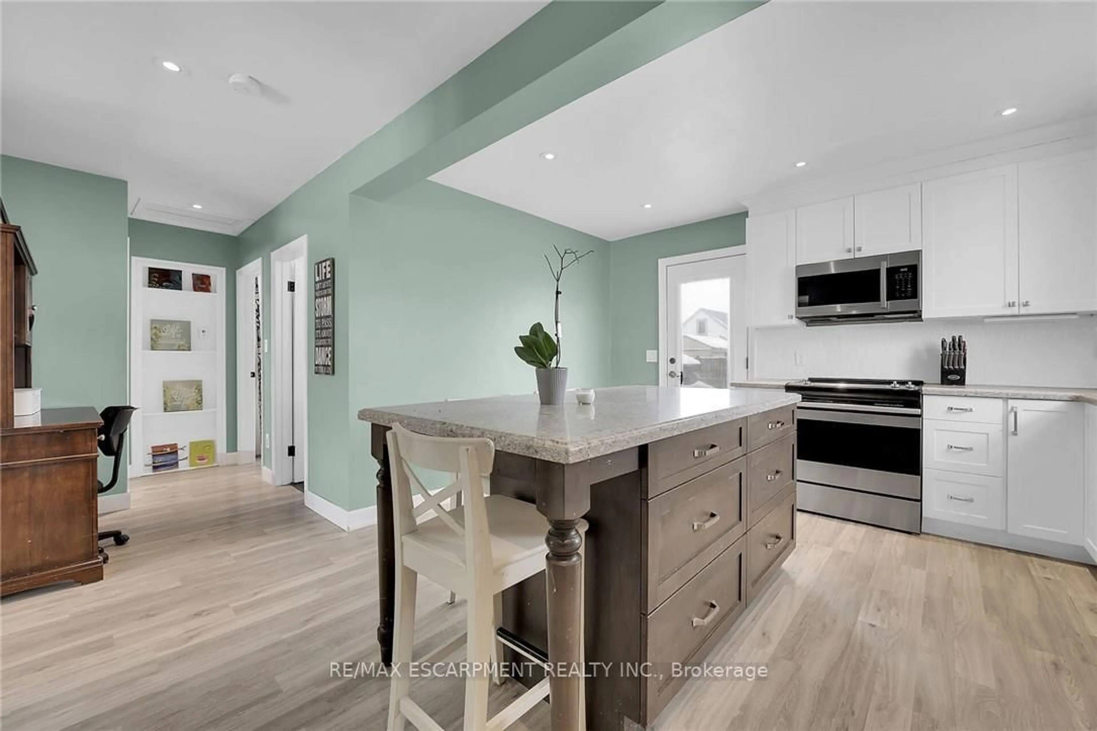 Open concept kitchen, unknown for 62 Knoll St, Port Colborne Ontario L3K 5A6