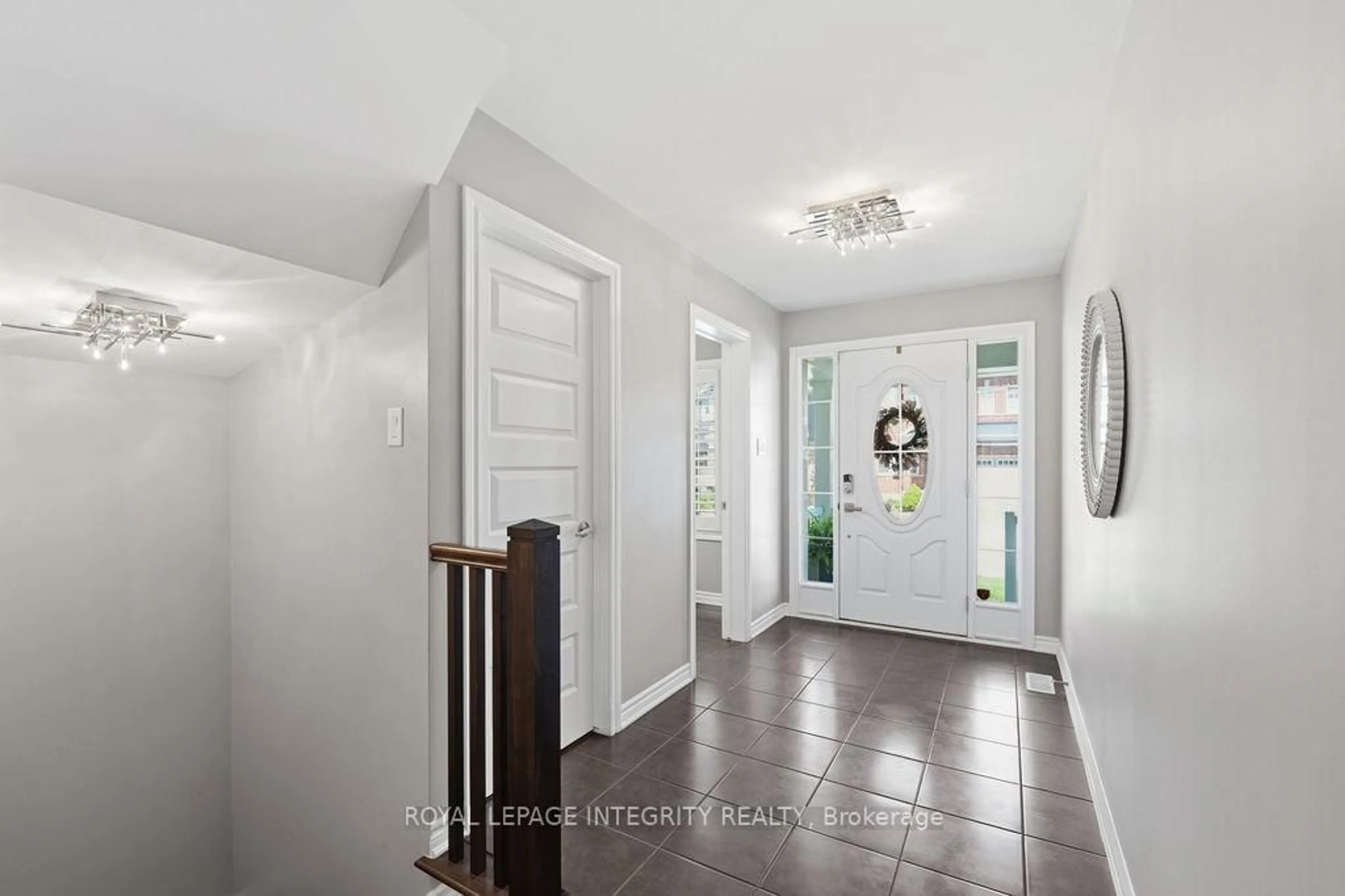 Indoor entryway for 24 PONDHAWK Way, Ottawa Ontario K2J 5Z2