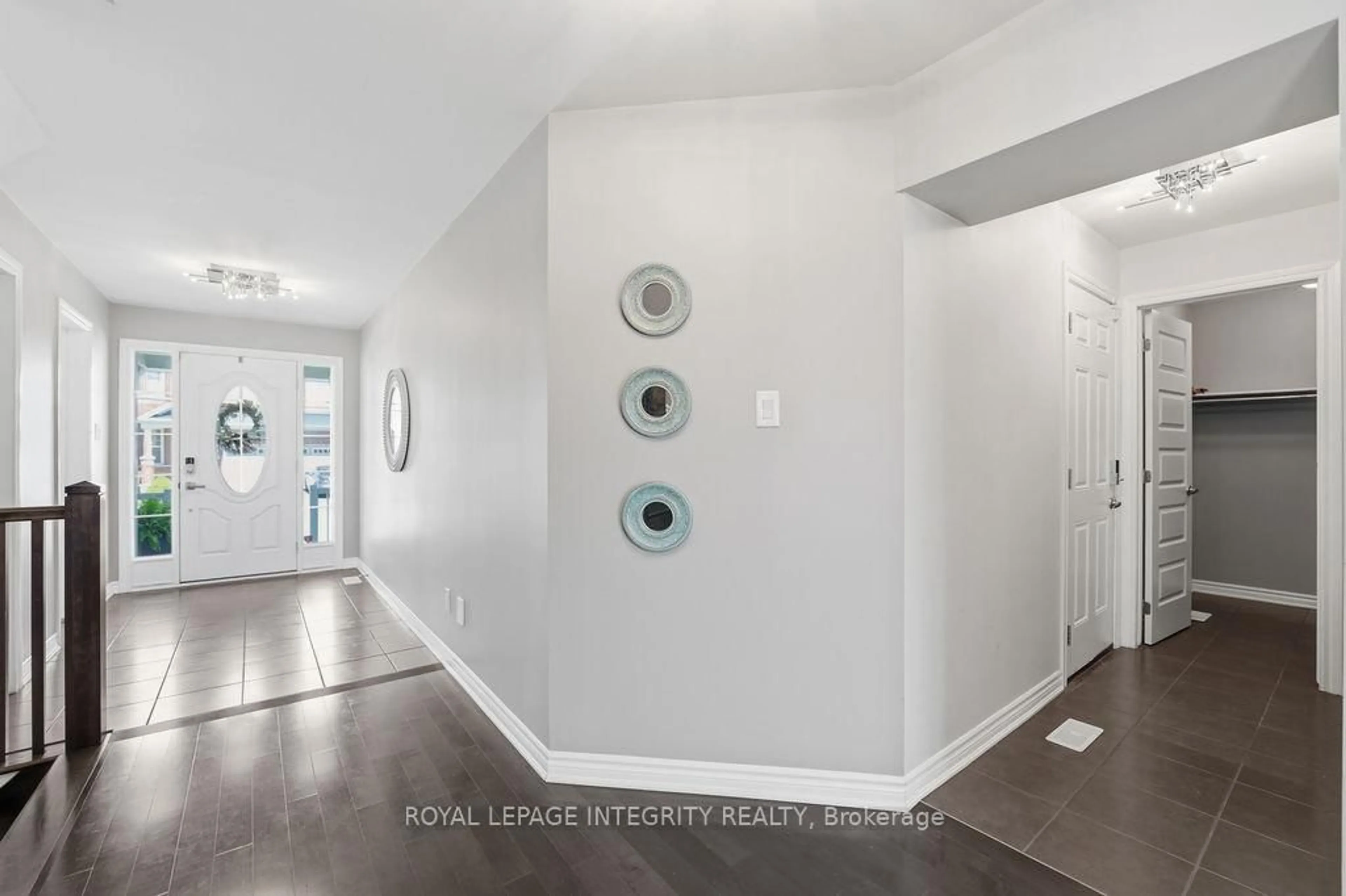 Indoor entryway for 24 PONDHAWK Way, Ottawa Ontario K2J 5Z2