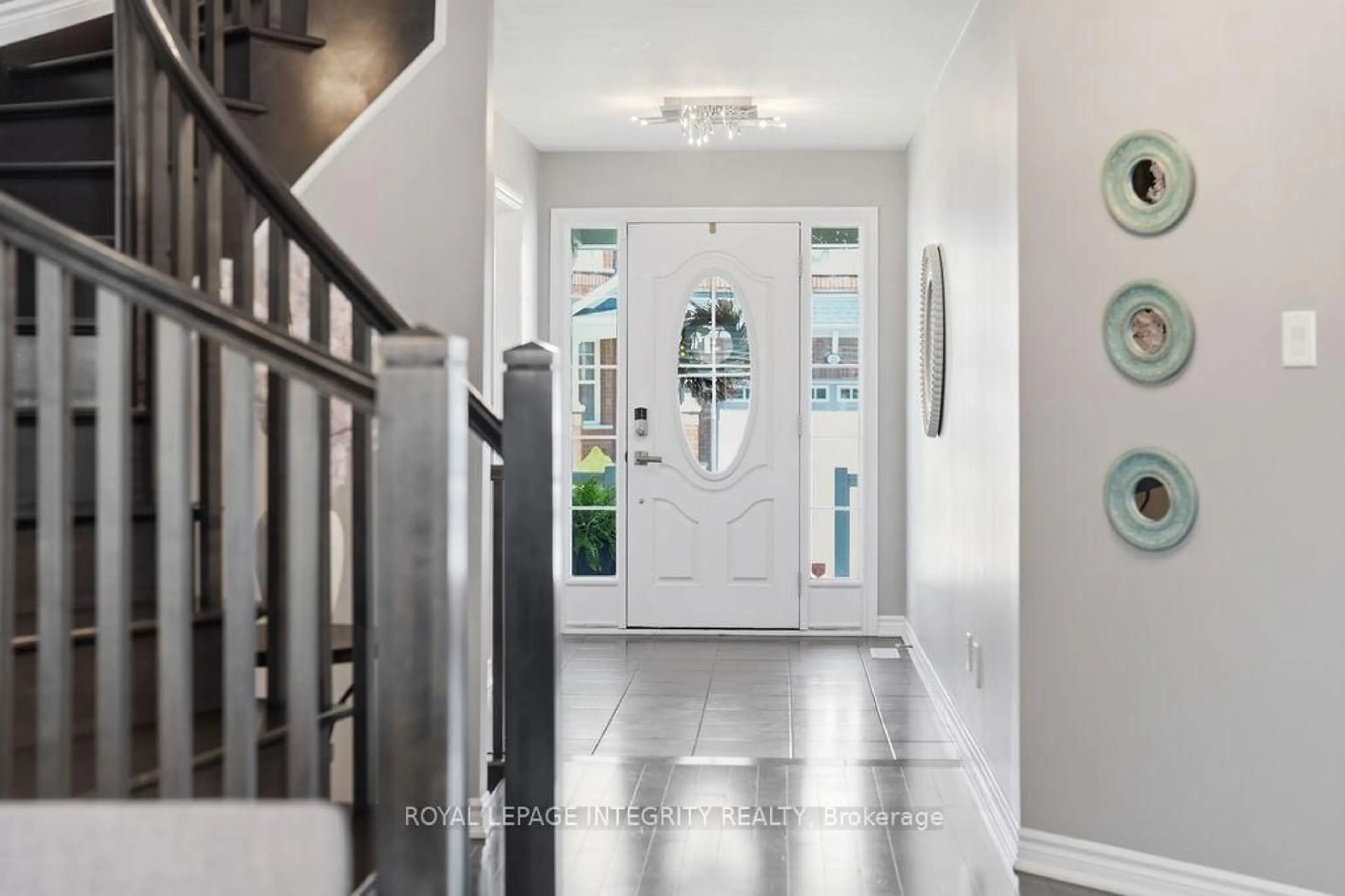Indoor entryway for 24 PONDHAWK Way, Ottawa Ontario K2J 5Z2
