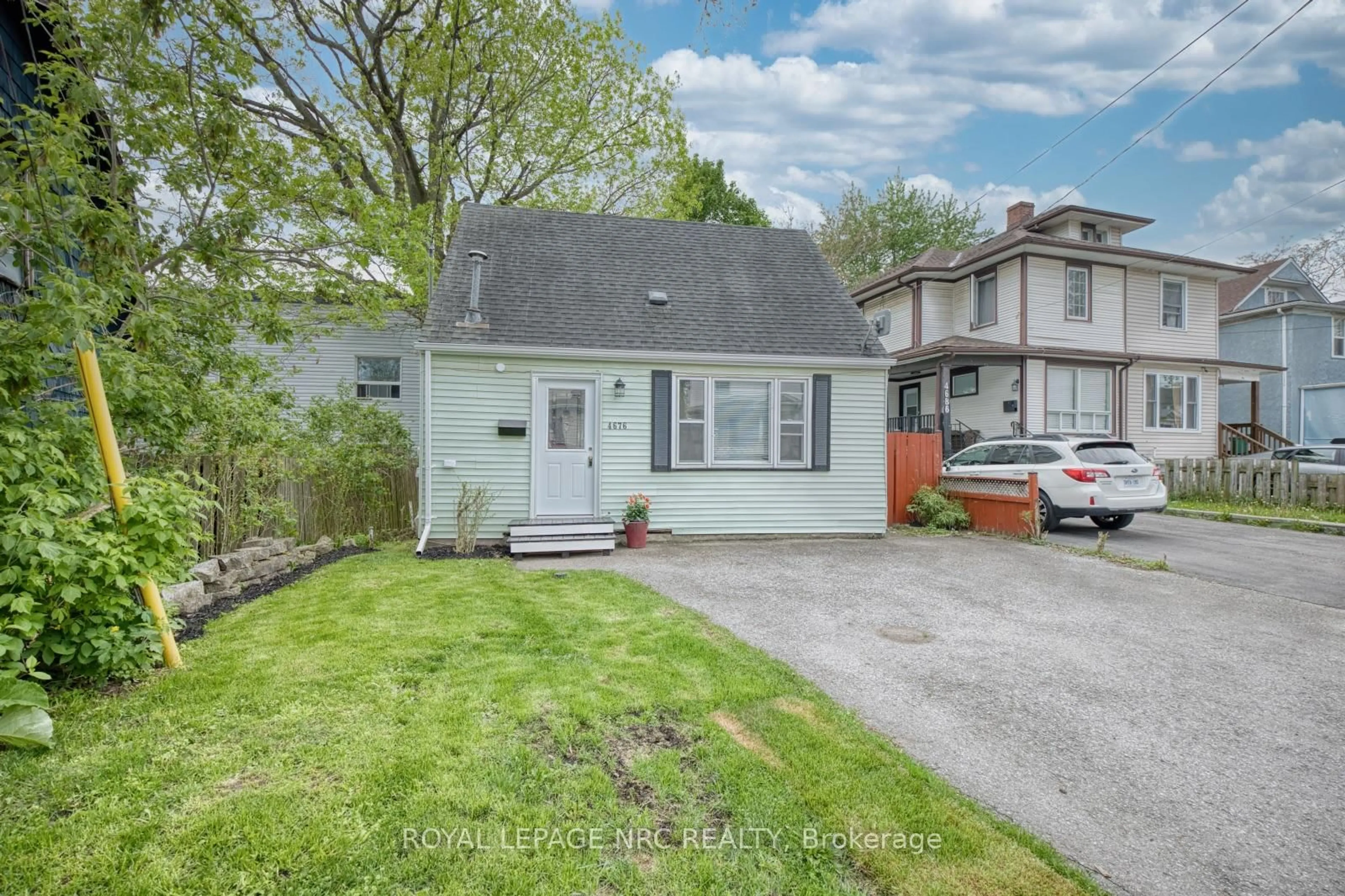 A pic from outside/outdoor area/front of a property/back of a property/a pic from drone, street for 4676 McDougall Cres, Niagara Falls Ontario L2E 1B7