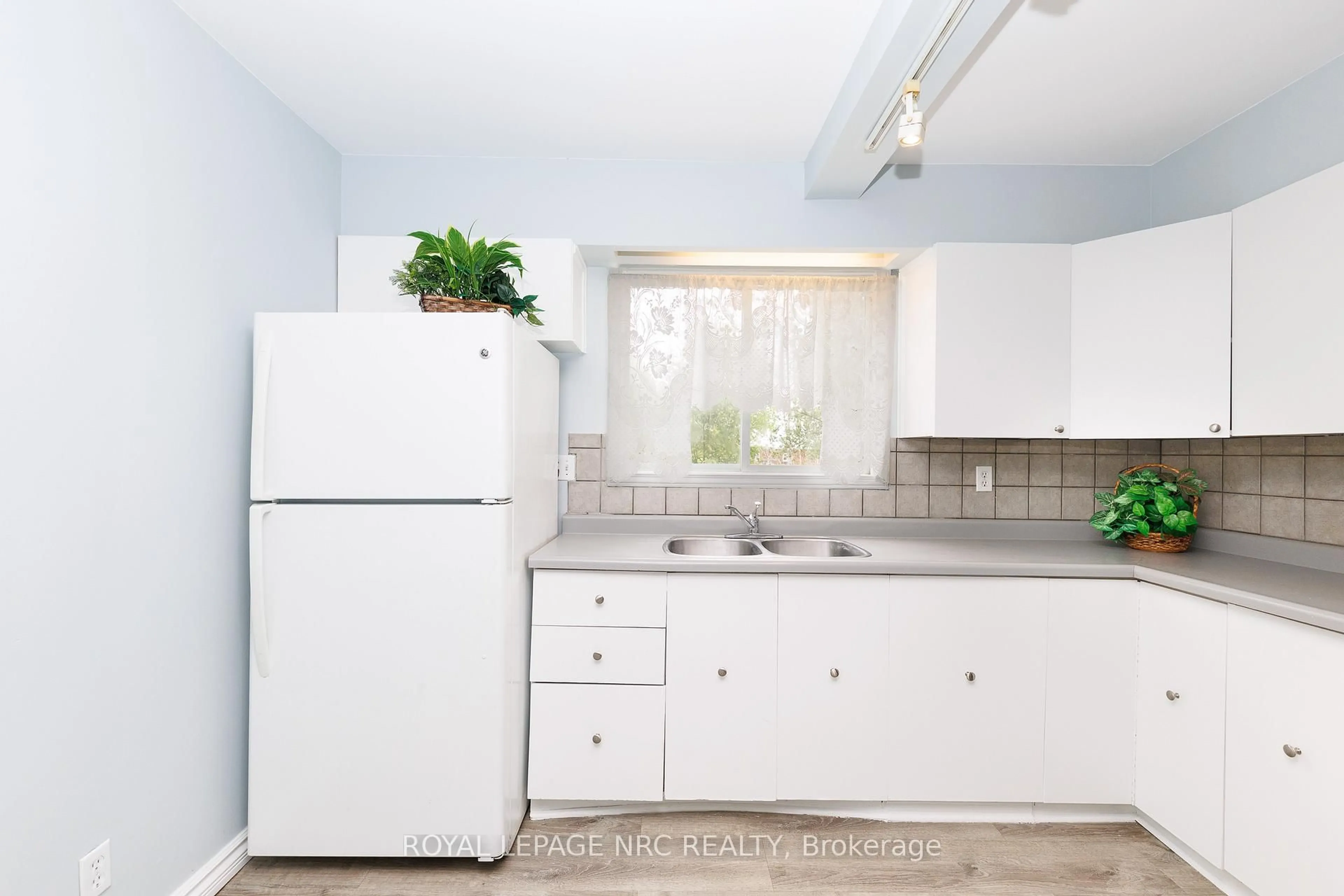 Standard kitchen, ceramic/tile floor for 4676 McDougall Cres, Niagara Falls Ontario L2E 1B7