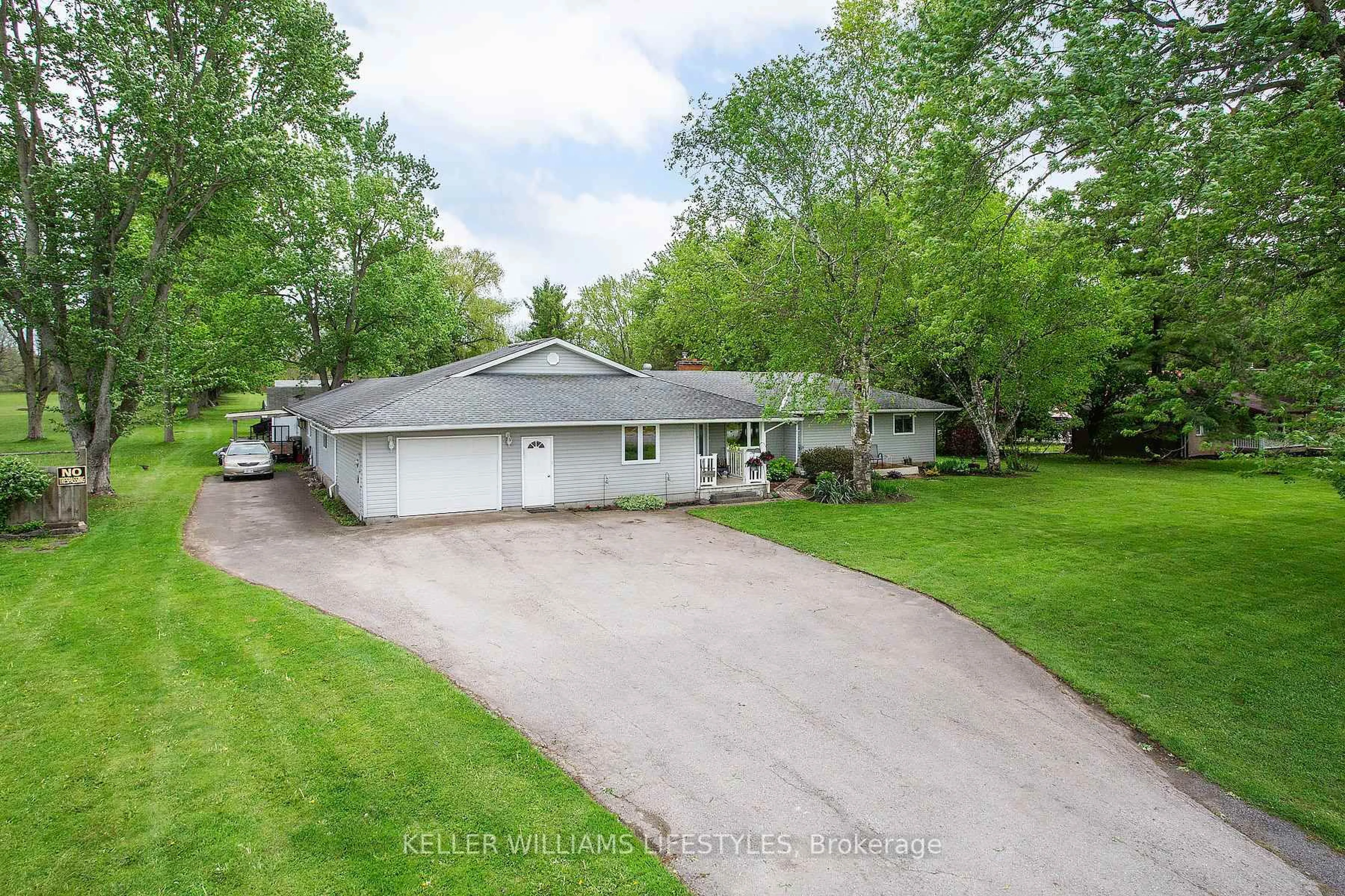 A pic from outside/outdoor area/front of a property/back of a property/a pic from drone, street for 1468 Gainsborough Rd, London North Ontario N6H 5L2