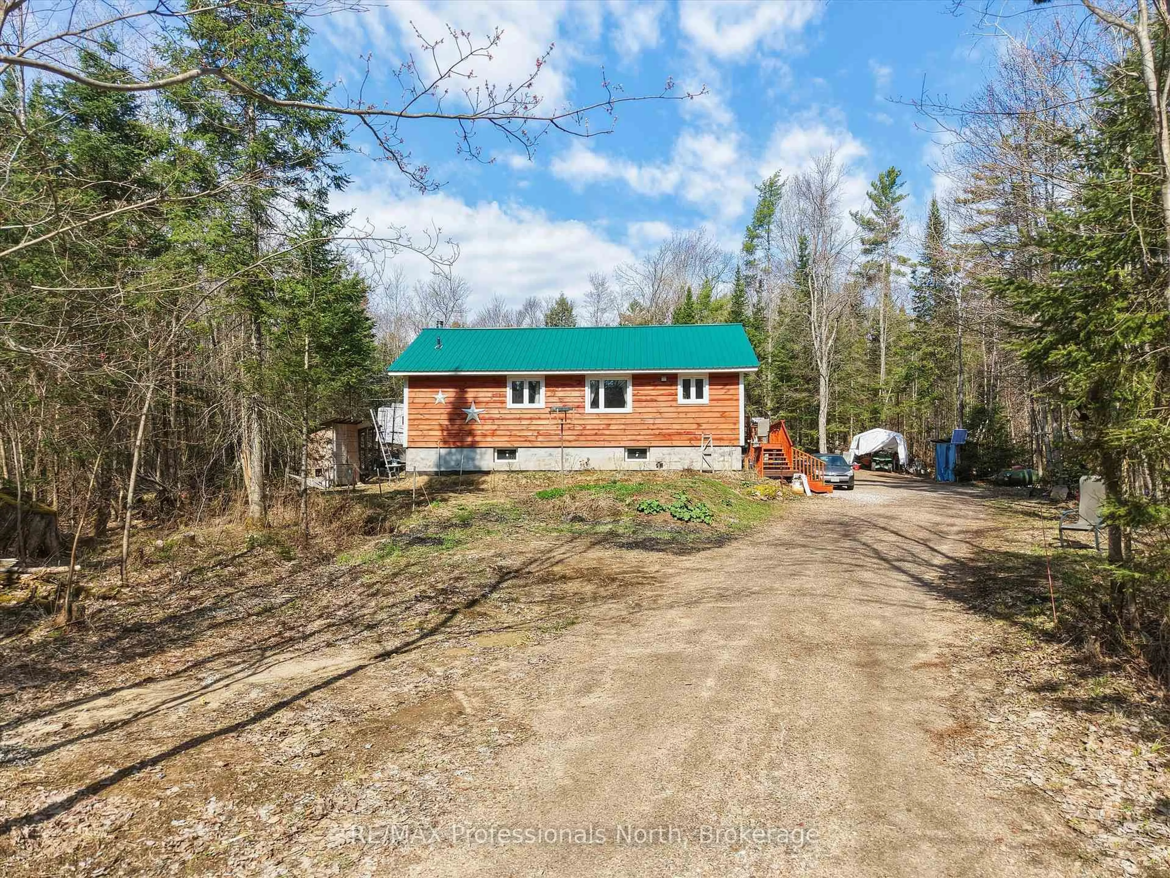 A pic from outside/outdoor area/front of a property/back of a property/a pic from drone, unknown for 1070 Vankoughnet Rd, Bracebridge Ontario P1L 1X1