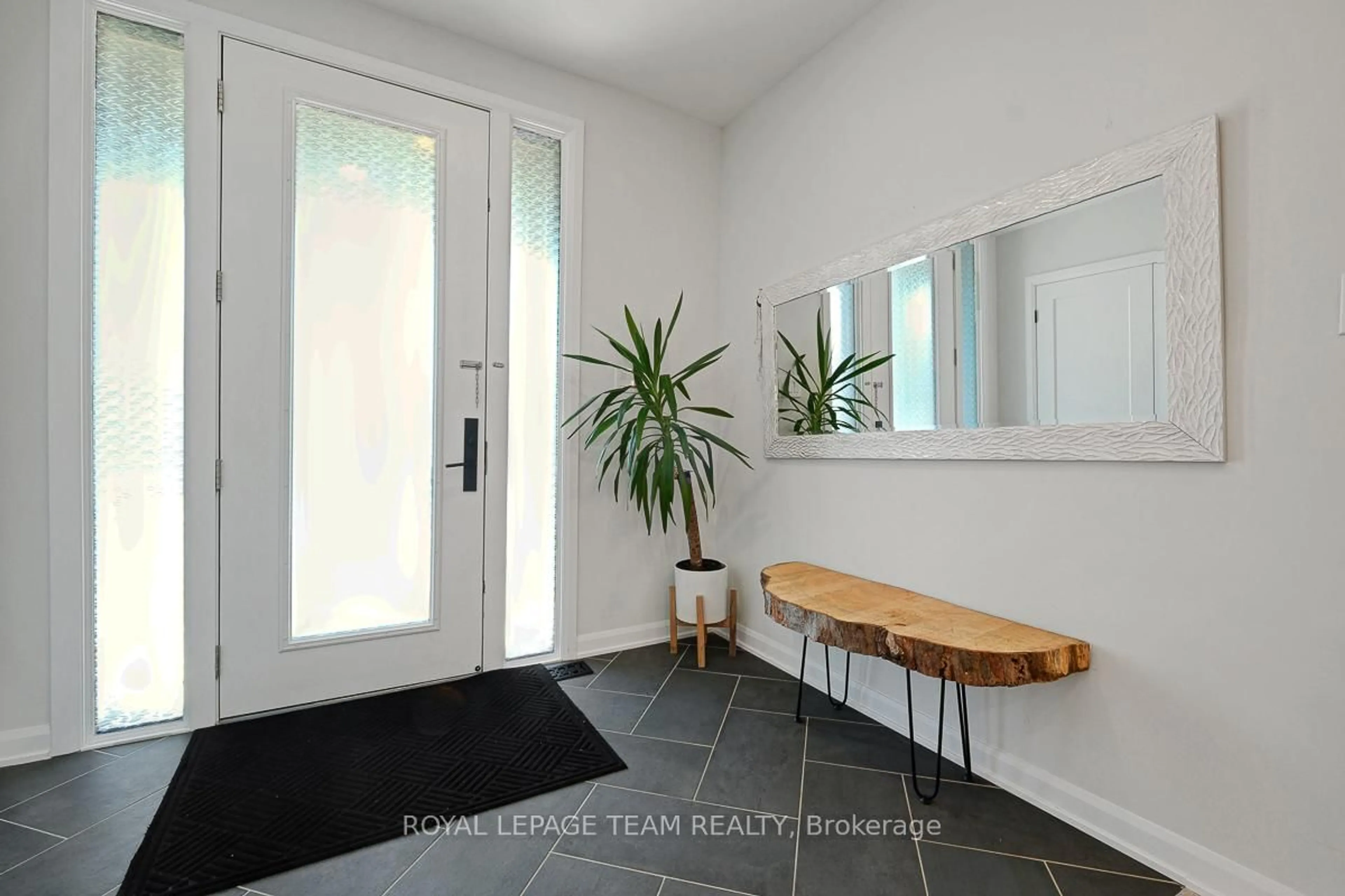 Indoor entryway for 76 Ascari Rd, Manotick Ontario K4M 0M6