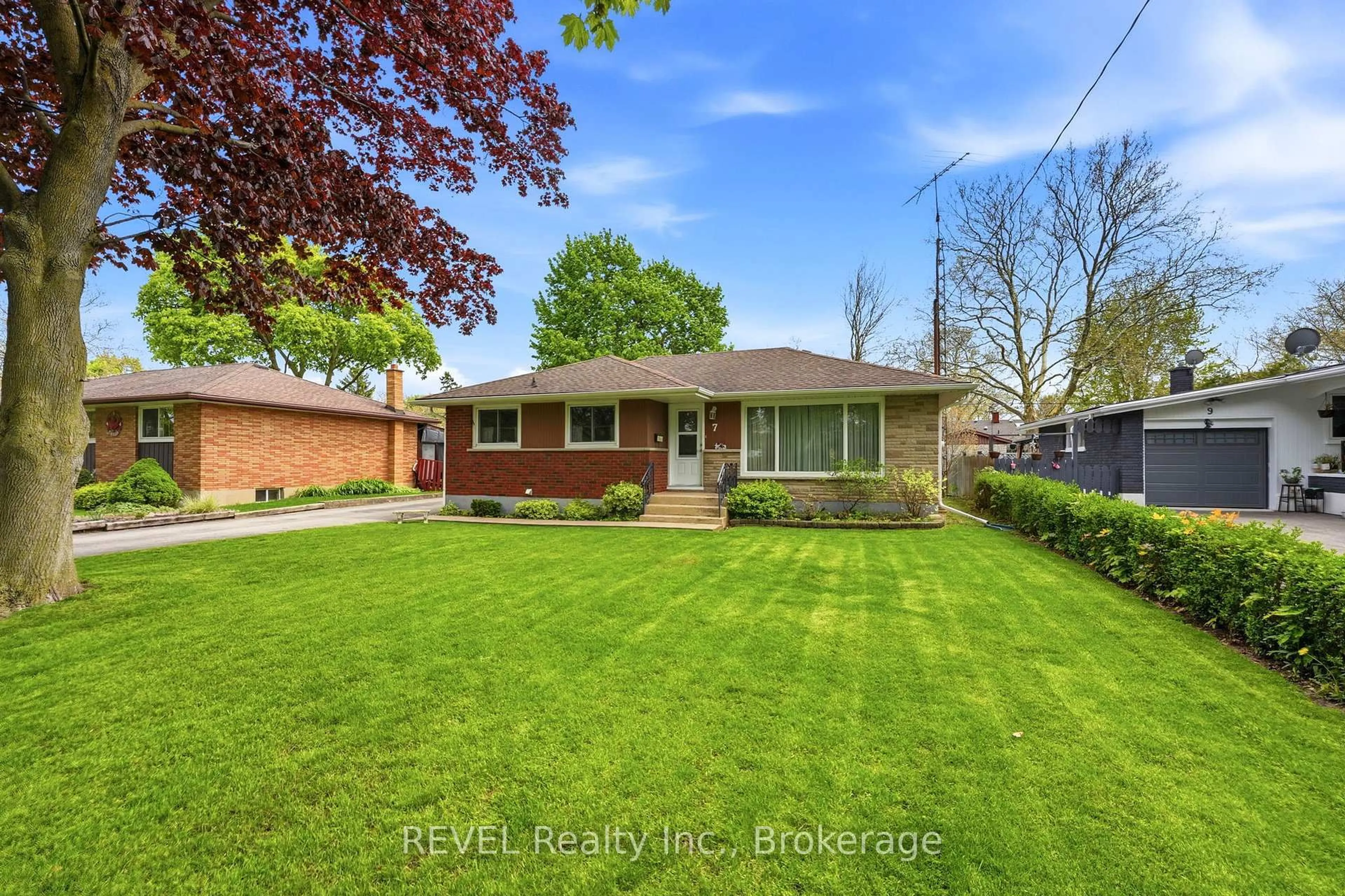 Home with brick exterior material, street for 7 Brucedale Ave, St. Catharines Ontario L2M 2Z4