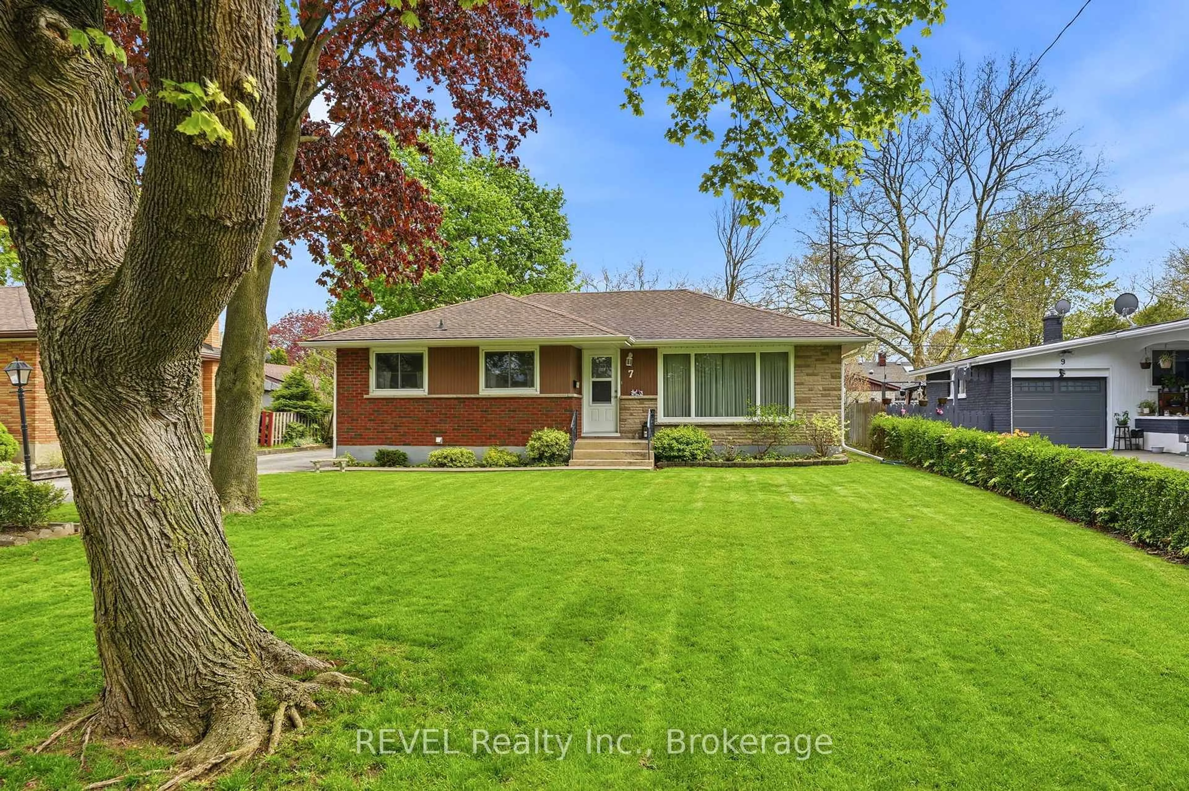 Home with brick exterior material, street for 7 Brucedale Ave, St. Catharines Ontario L2M 2Z4