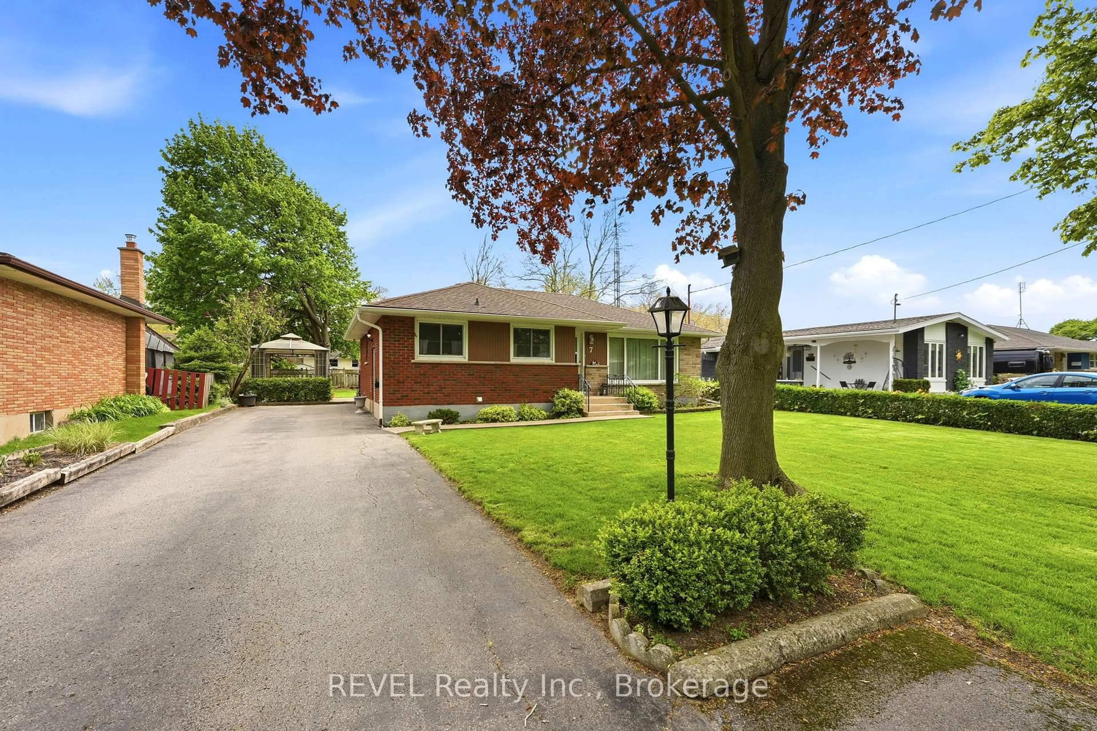 A pic from outside/outdoor area/front of a property/back of a property/a pic from drone, street for 7 Brucedale Ave, St. Catharines Ontario L2M 2Z4