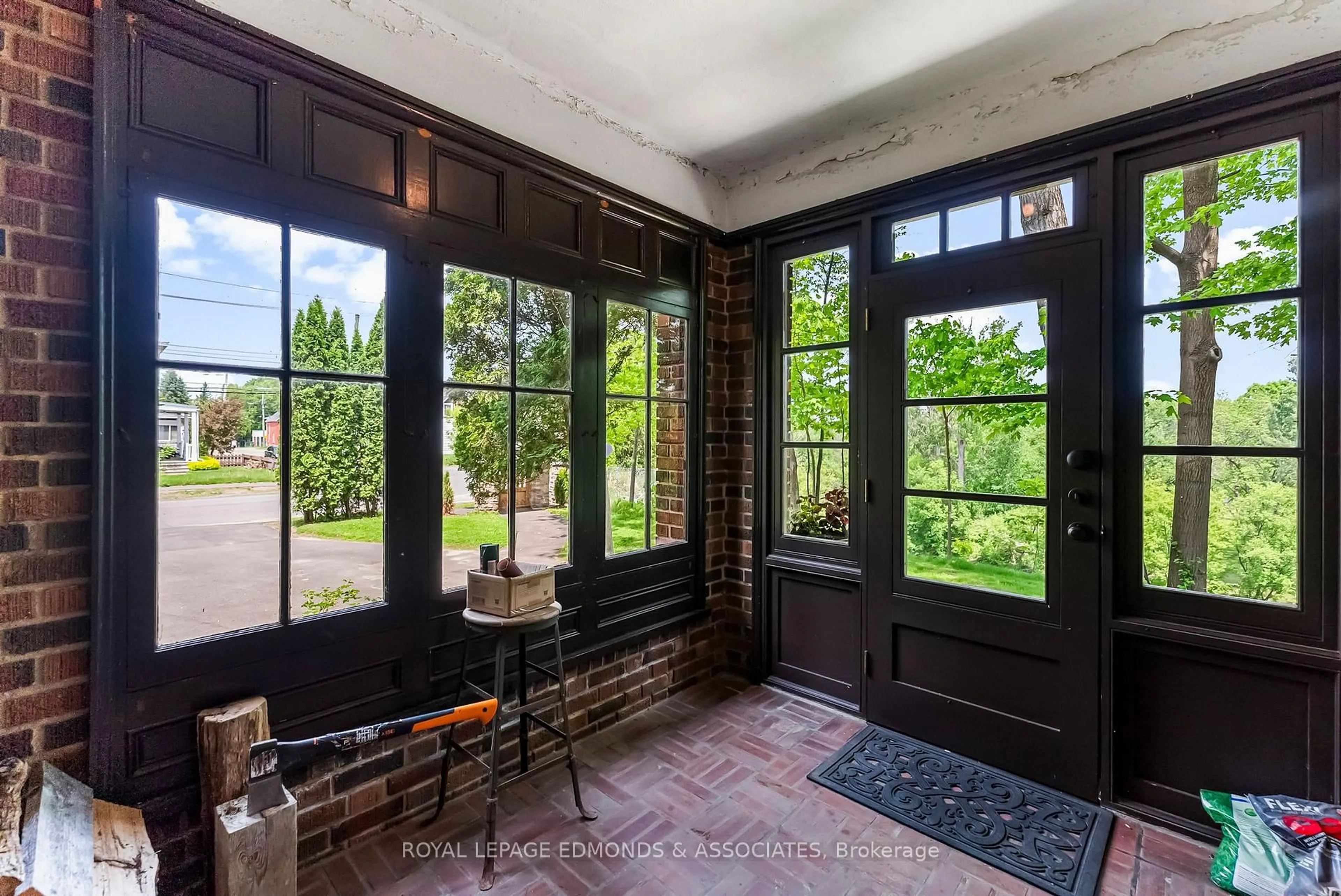 Indoor entryway for 202 Margaret St, Pembroke Ontario K8A 6A4