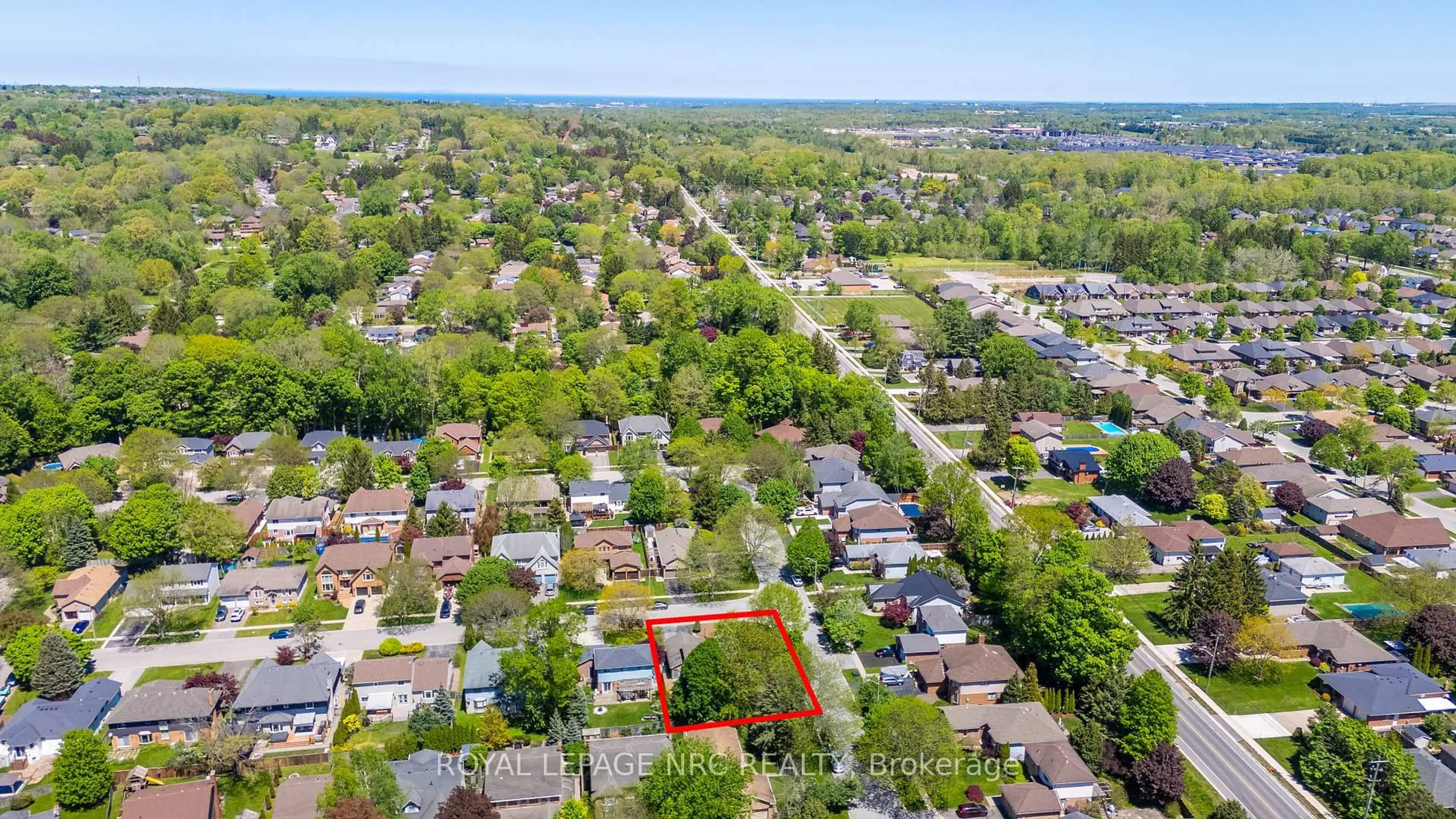 A pic from outside/outdoor area/front of a property/back of a property/a pic from drone, street for 2 Meadowbrook Lane, Pelham Ontario L0S 1E4