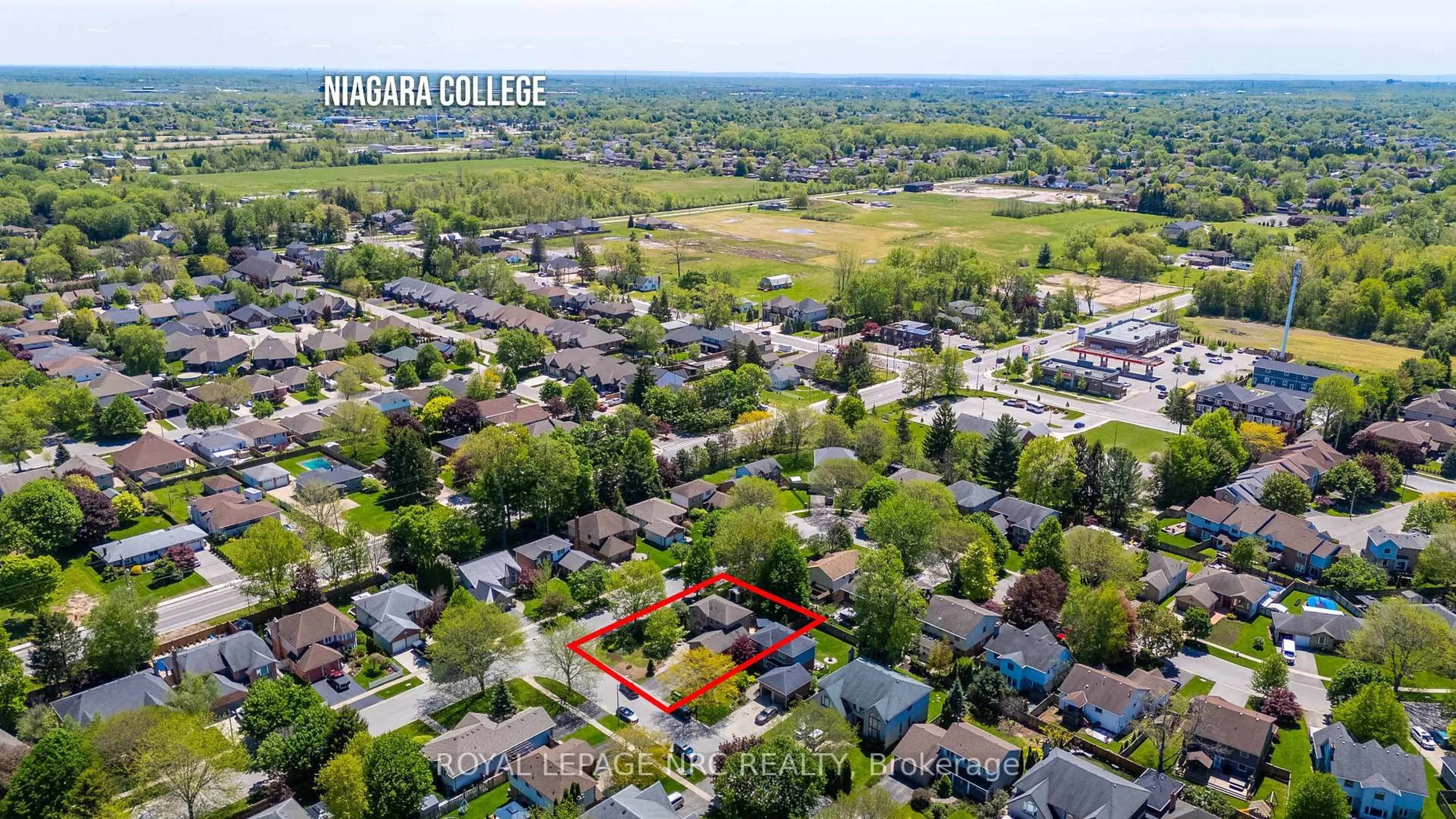 A pic from outside/outdoor area/front of a property/back of a property/a pic from drone, street for 2 Meadowbrook Lane, Pelham Ontario L0S 1E4