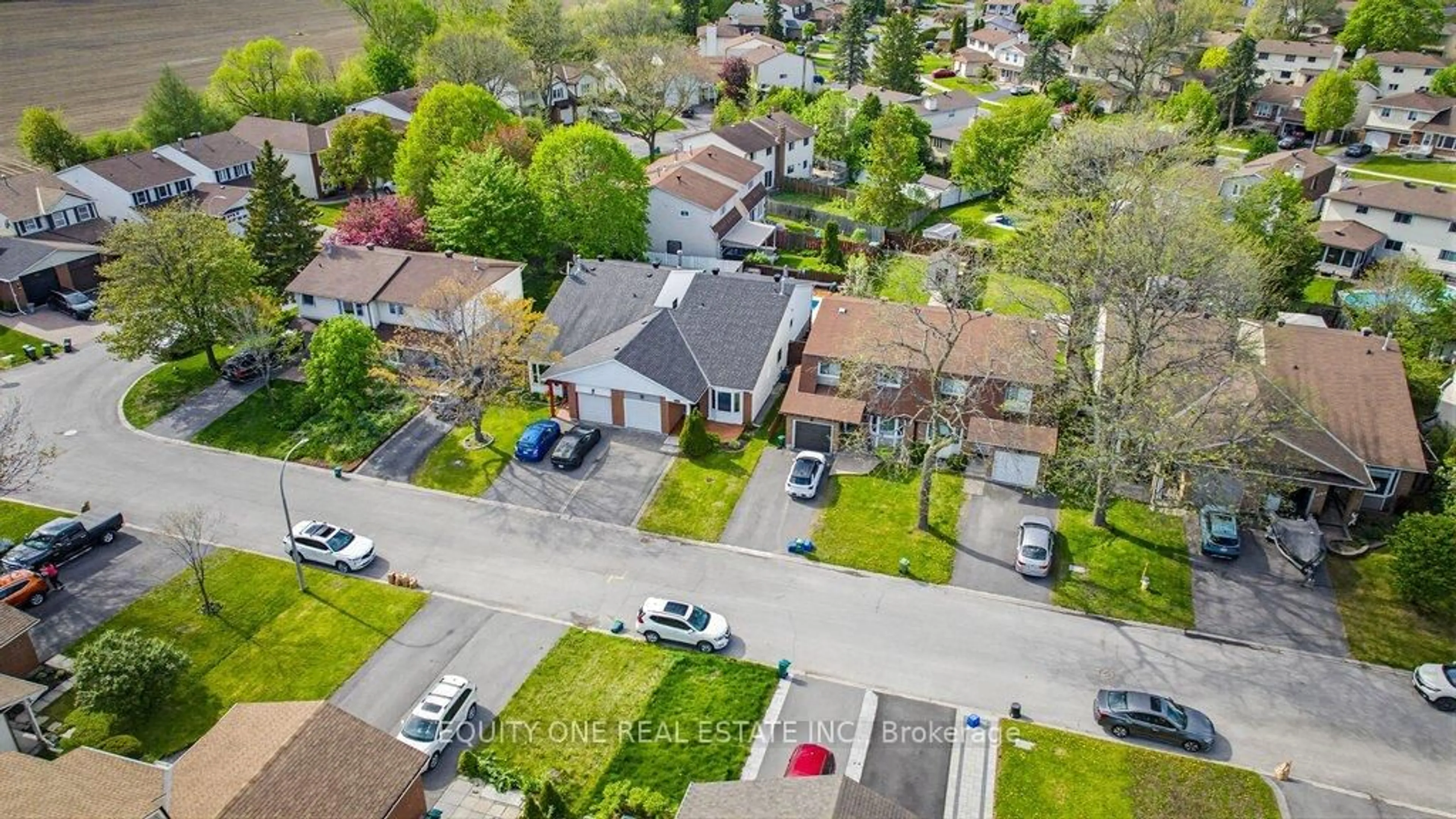 A pic from outside/outdoor area/front of a property/back of a property/a pic from drone, street for 1112 Burgundy Lane, Ottawa Ontario K1C 2M8