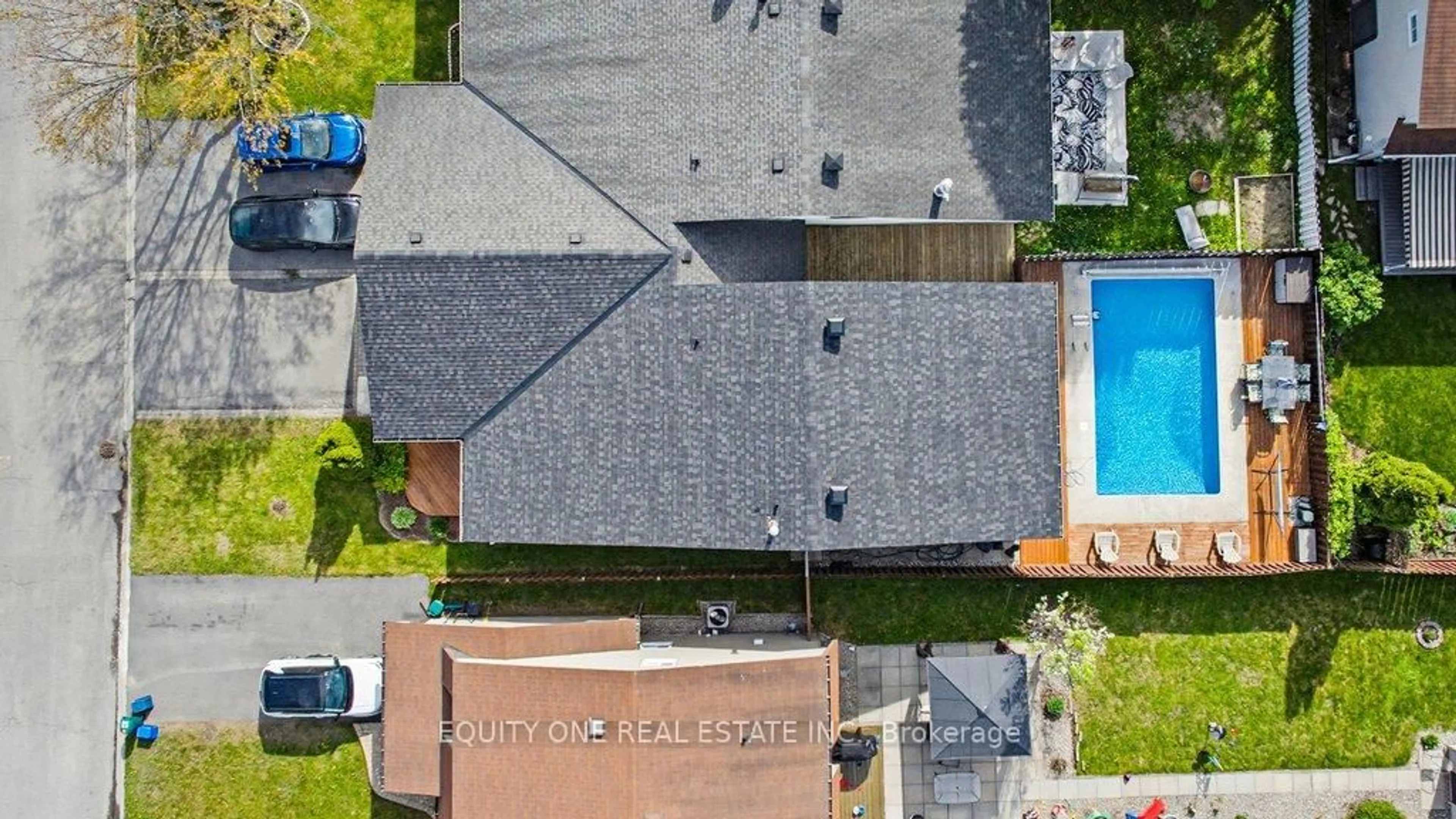 A pic from outside/outdoor area/front of a property/back of a property/a pic from drone, street for 1112 Burgundy Lane, Ottawa Ontario K1C 2M8