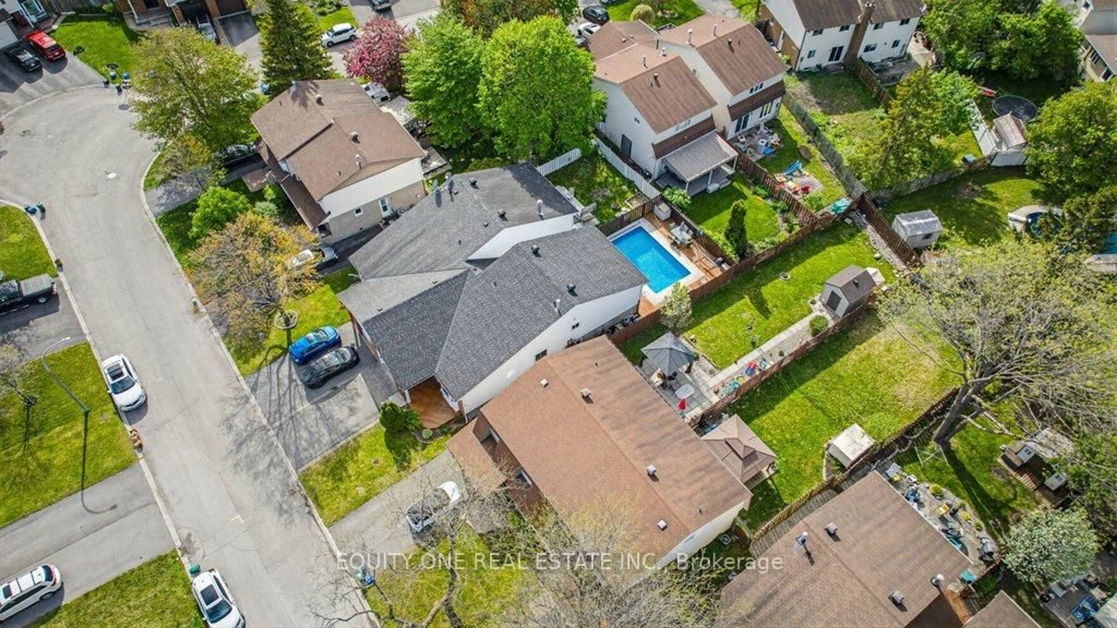 A pic from outside/outdoor area/front of a property/back of a property/a pic from drone, street for 1112 Burgundy Lane, Ottawa Ontario K1C 2M8
