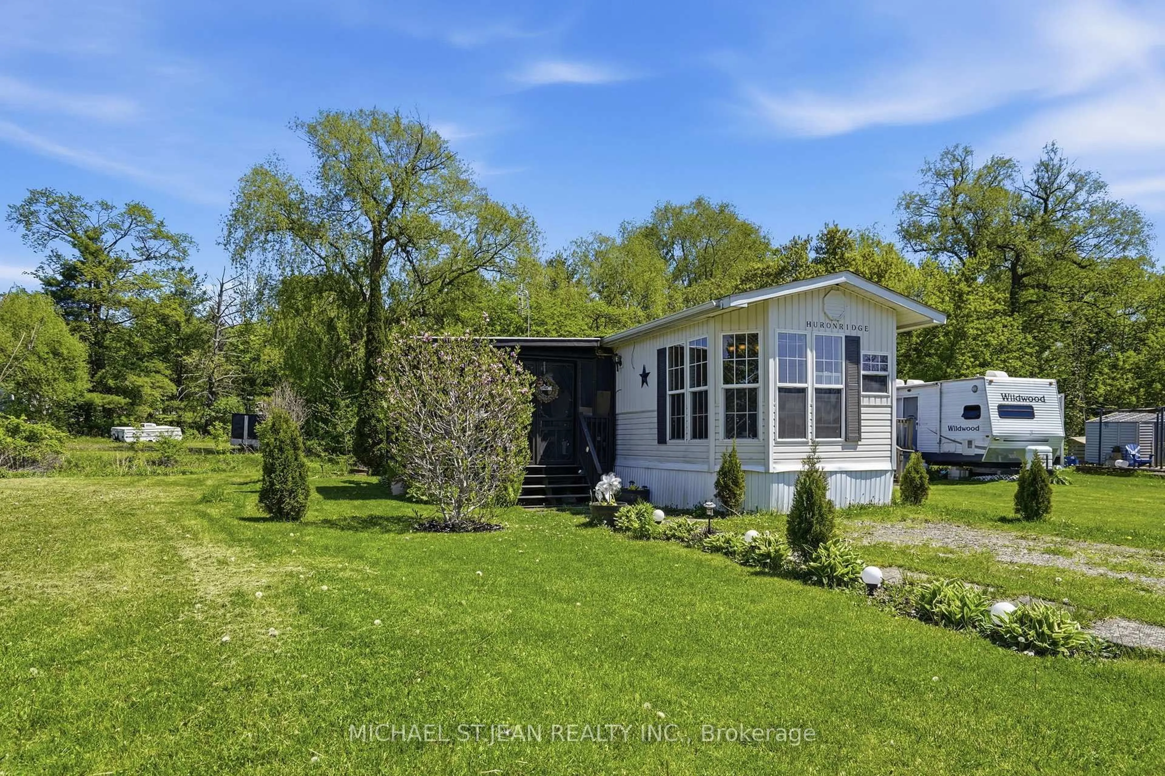 Home with vinyl exterior material, water/lake/river/ocean view for 2490 Governors Rd #B34, Hamilton Ontario L0R 1T0