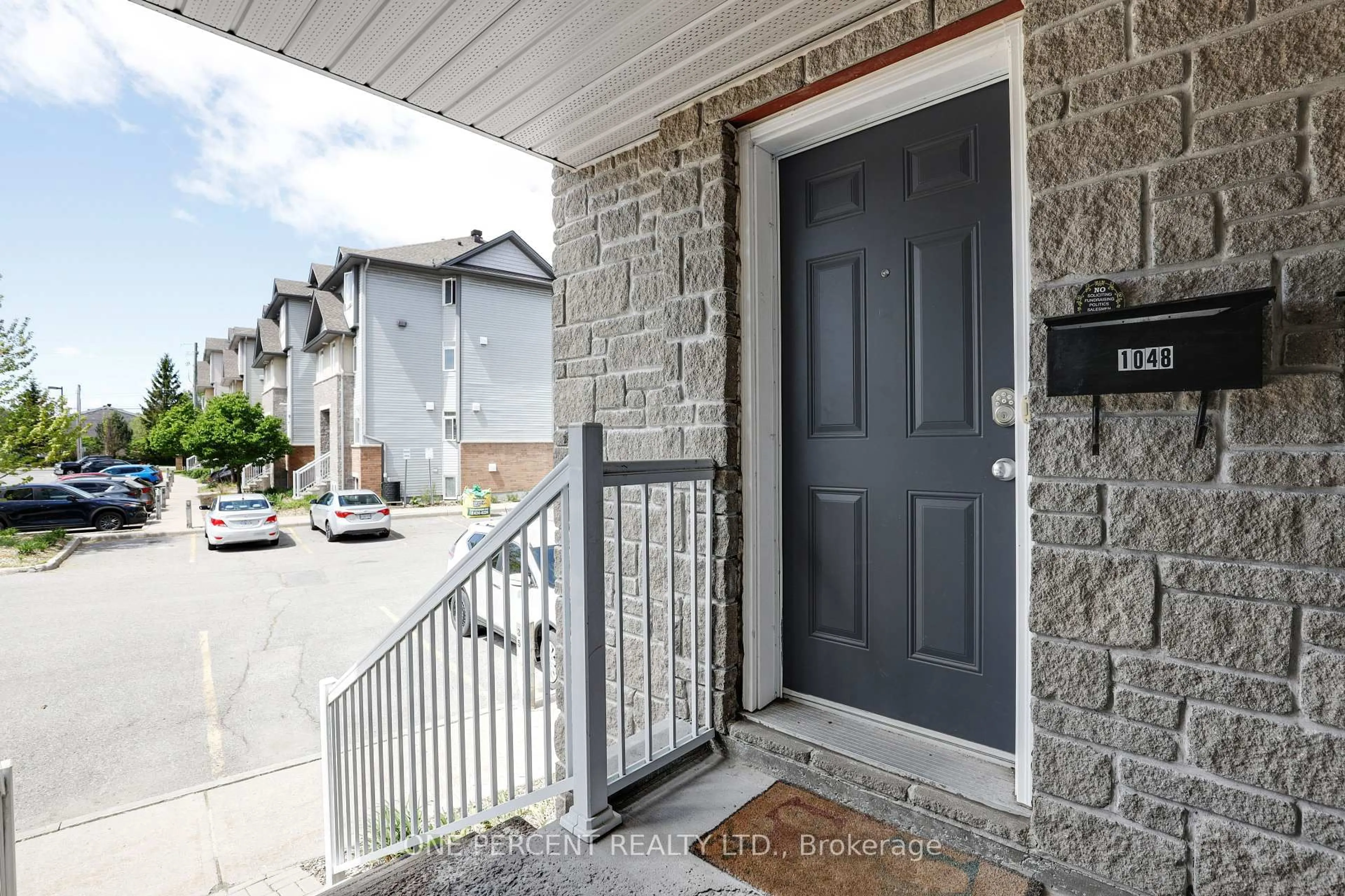 Indoor entryway for 1048 Redtail Private, Ottawa Ontario K1J 0A9