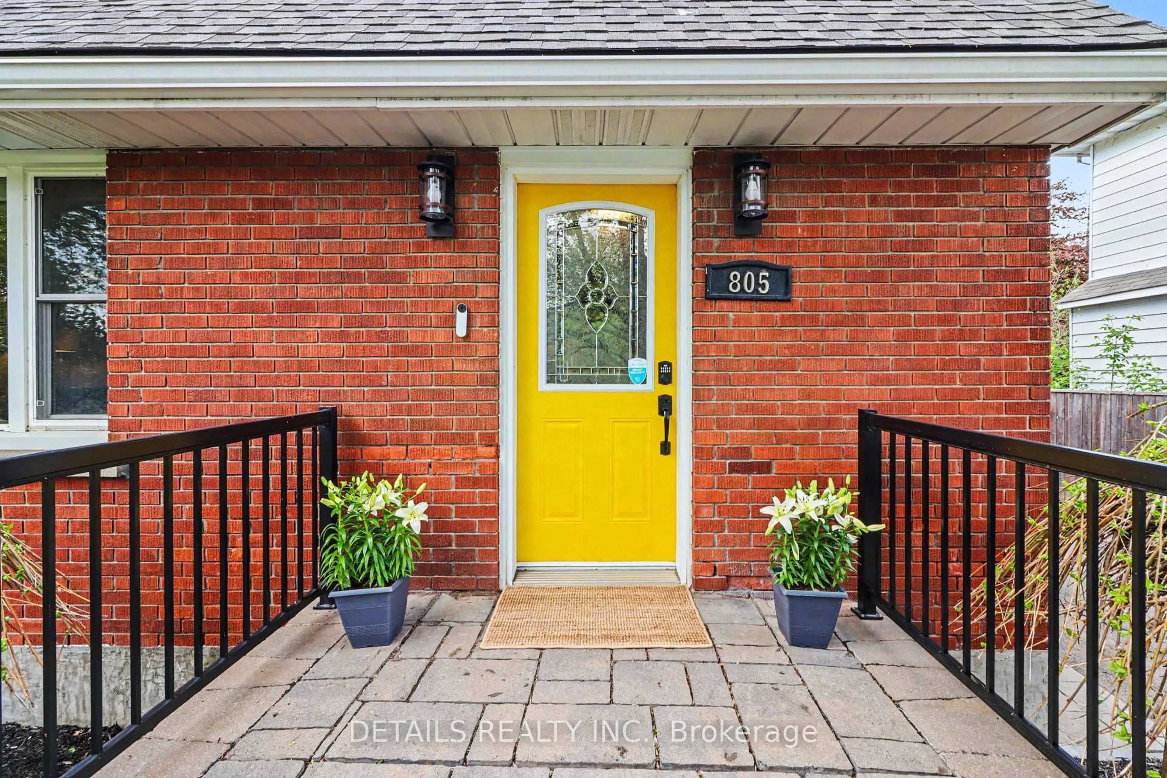 Indoor entryway for 805 Smyth Rd, Ottawa Ontario K1G 1P2
