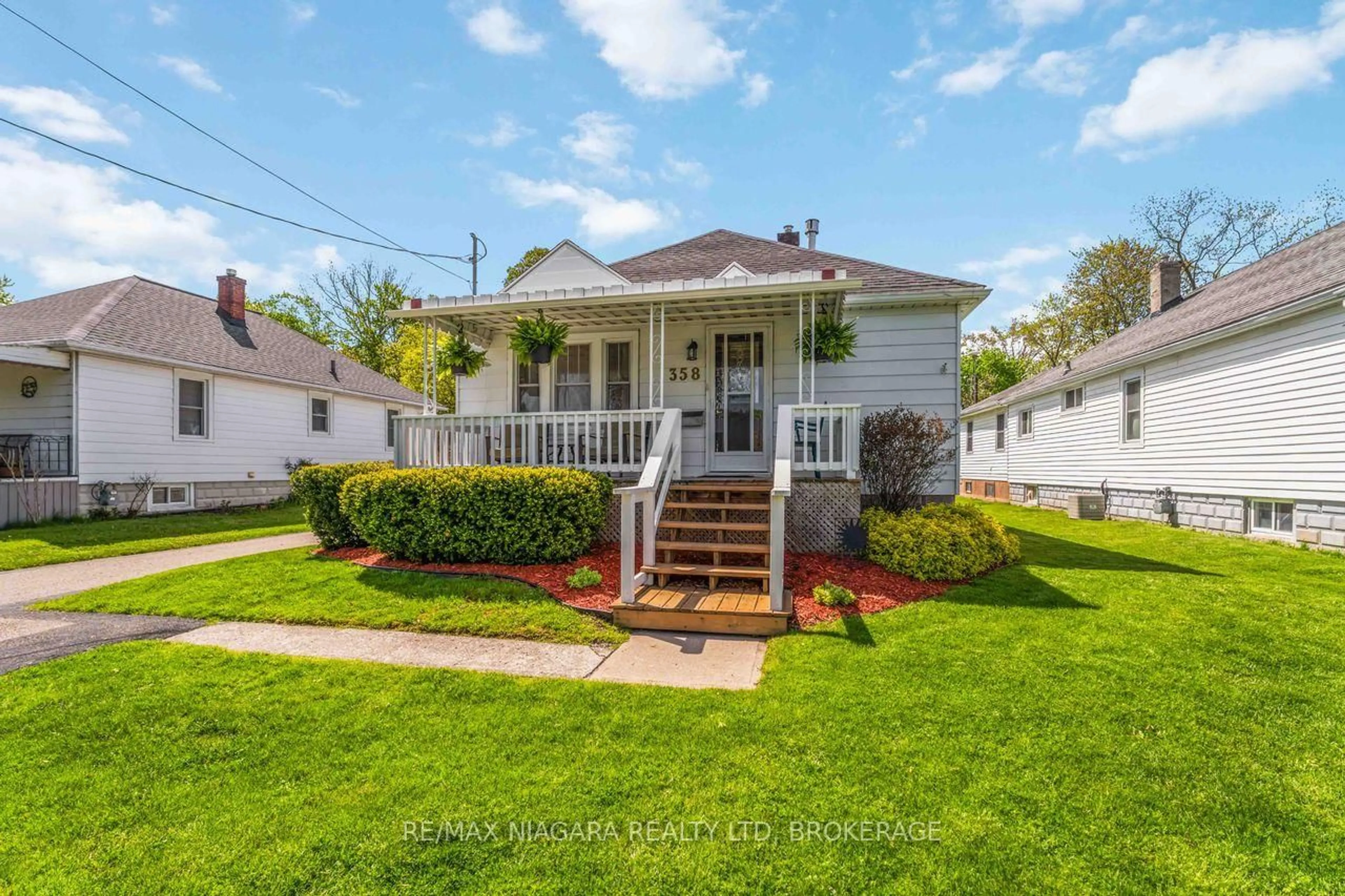 A pic from outside/outdoor area/front of a property/back of a property/a pic from drone, street for 358 SUGARLOAF St, Port Colborne Ontario L3K 2P3