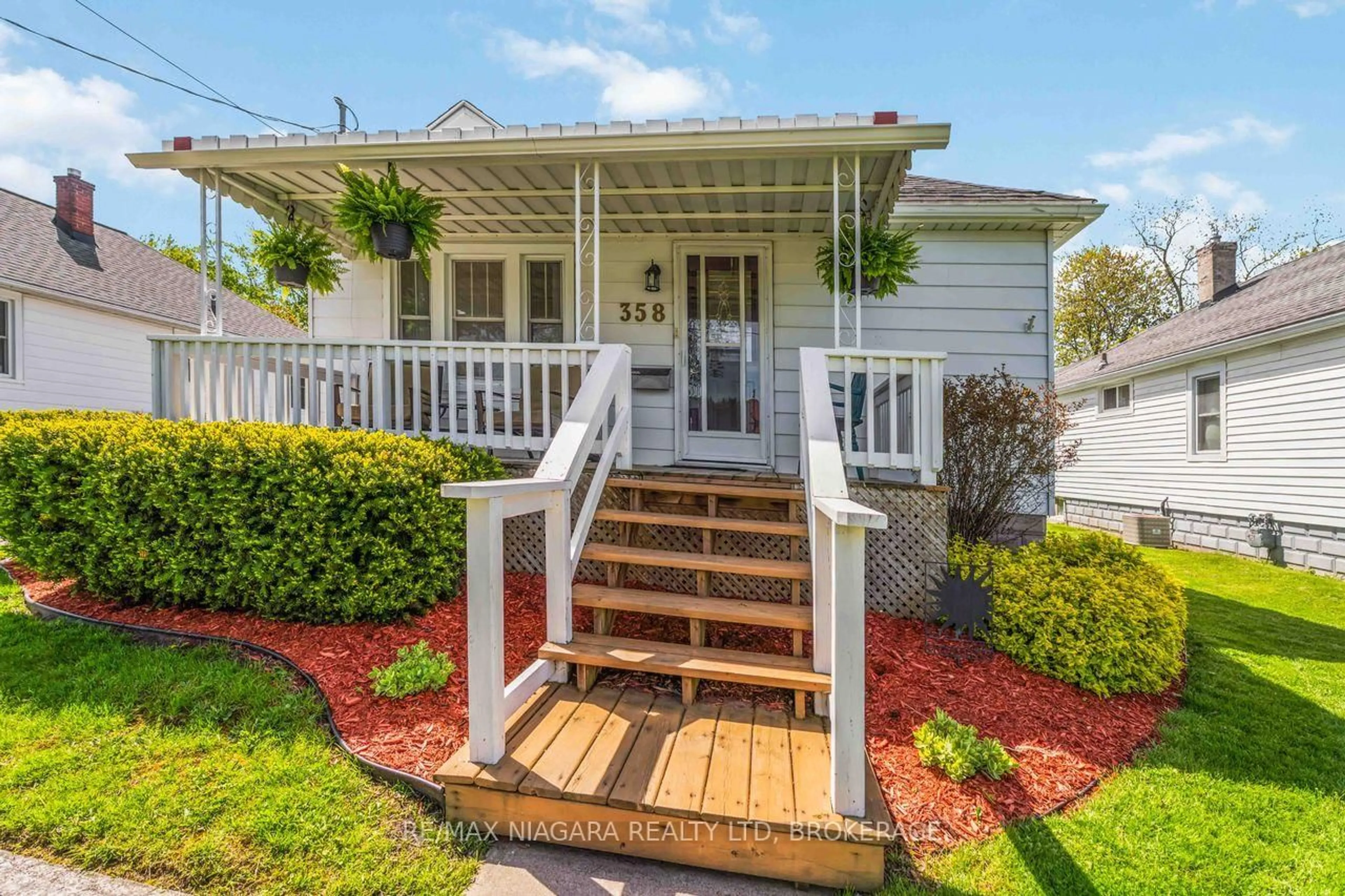 Home with vinyl exterior material, street for 358 SUGARLOAF St, Port Colborne Ontario L3K 2P3