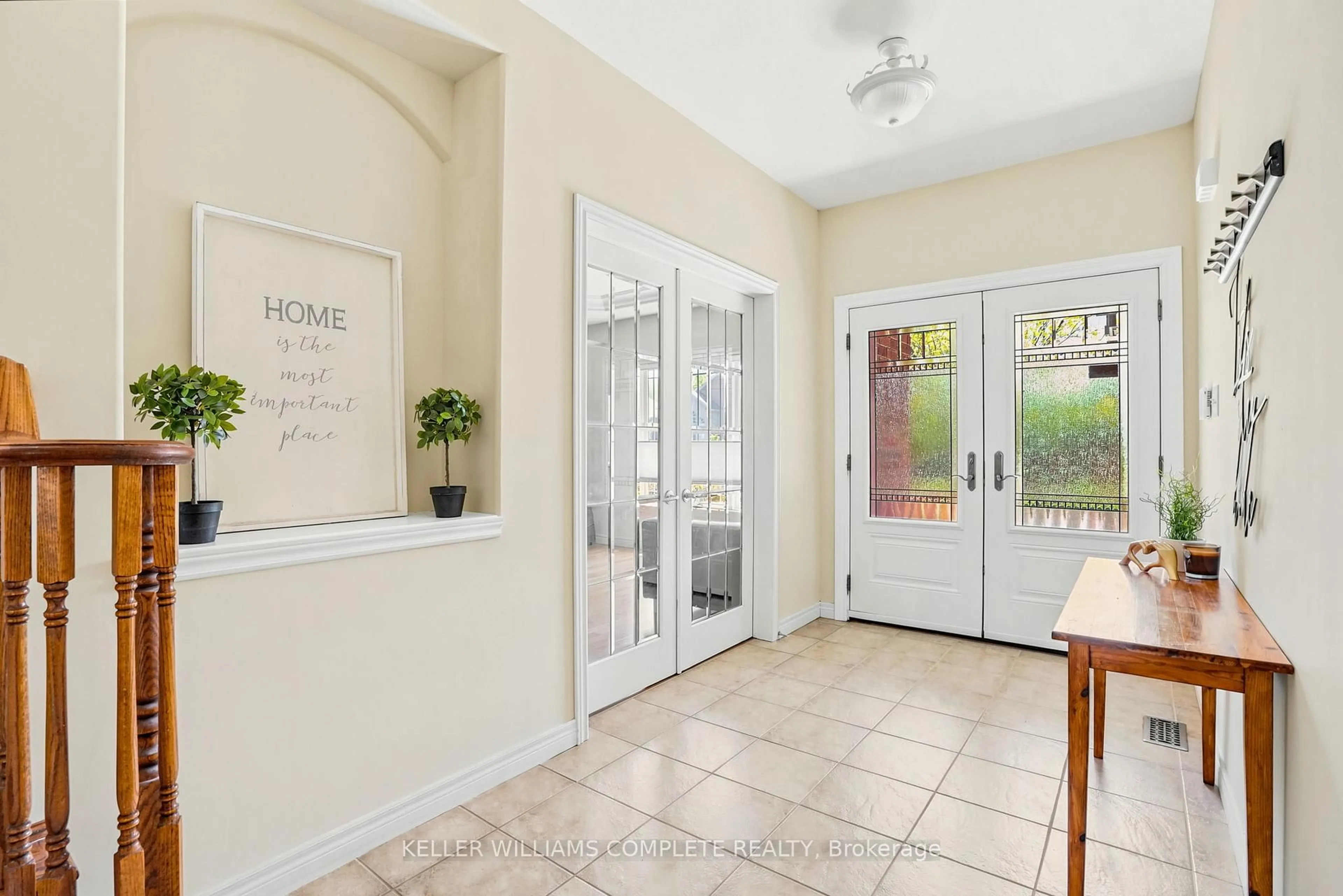 Indoor entryway for 16 Oldmill Rd, Hamilton Ontario L9G 5E2