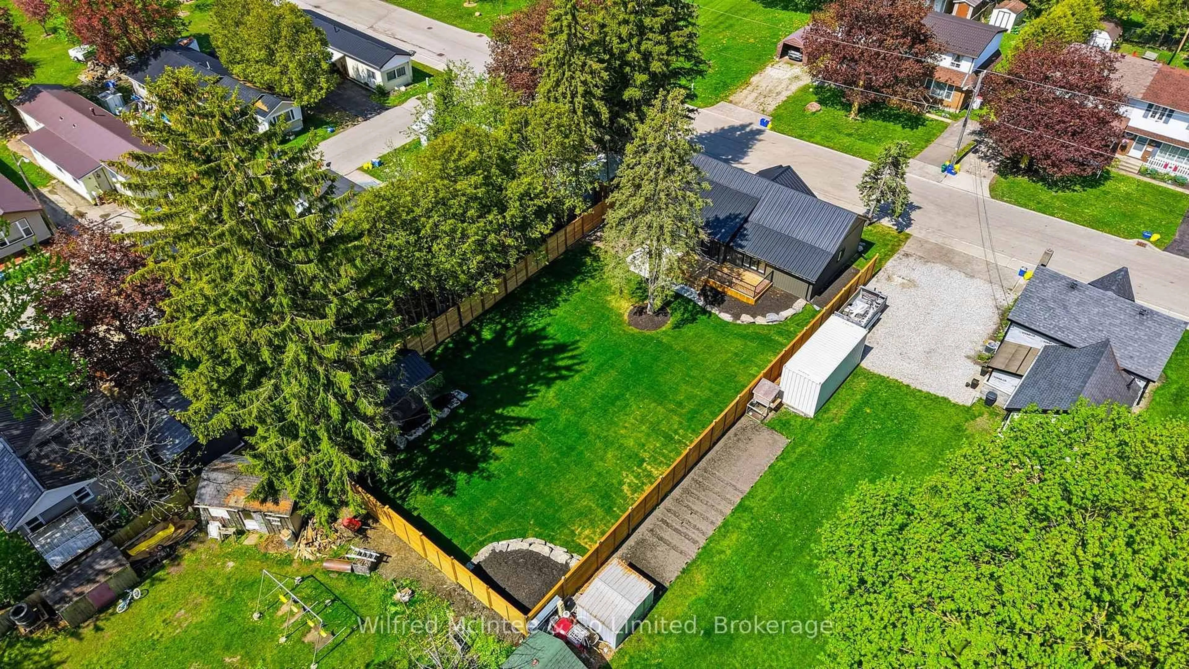 A pic from outside/outdoor area/front of a property/back of a property/a pic from drone, street for 550 Wellington St, Minto Ontario N4W 3G9