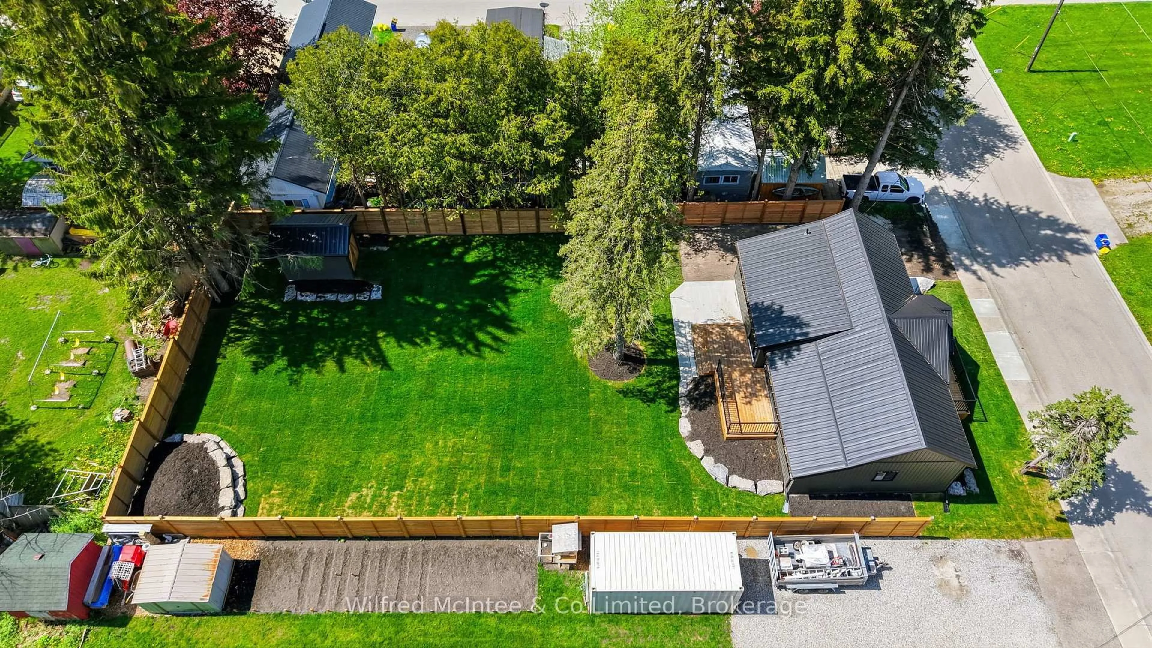 A pic from outside/outdoor area/front of a property/back of a property/a pic from drone, street for 550 Wellington St, Minto Ontario N4W 3G9